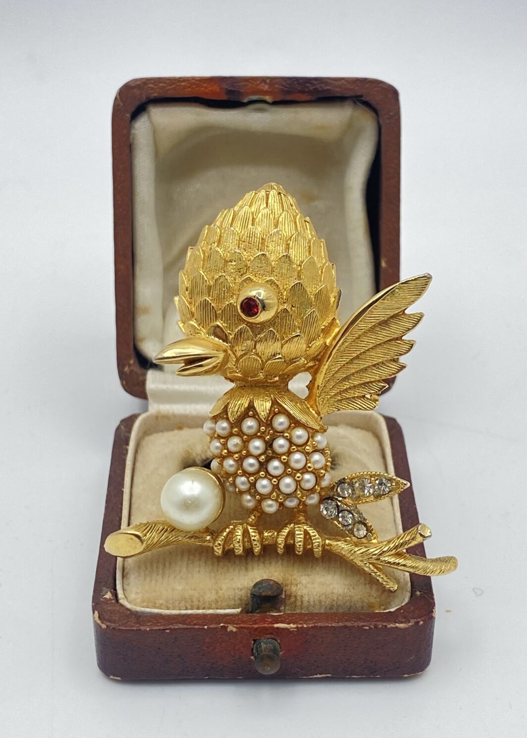 SUBLIME SPILLA VINTAGE IN METALLO GOLDTONE FINEMENTE SAGOMATO A FORMA DI UCCELLINO, CON PIUMAGGIO CESELLATO, CORPO IMPREZIOSITO DA PERLE E STRASS LUMINOSI – COLLEZIONE TORTOLANI ANNI ‘70.