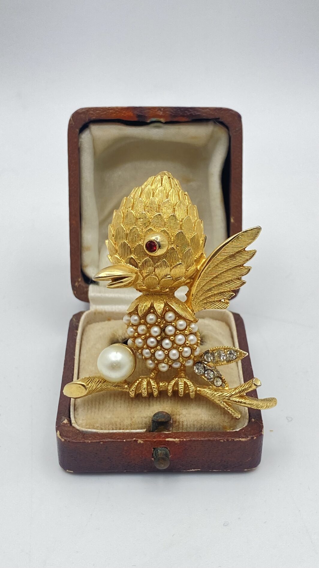 SUBLIME SPILLA VINTAGE IN METALLO GOLDTONE FINEMENTE SAGOMATO A FORMA DI UCCELLINO, CON PIUMAGGIO CESELLATO, CORPO IMPREZIOSITO DA PERLE E STRASS LUMINOSI – COLLEZIONE TORTOLANI ANNI ‘70.