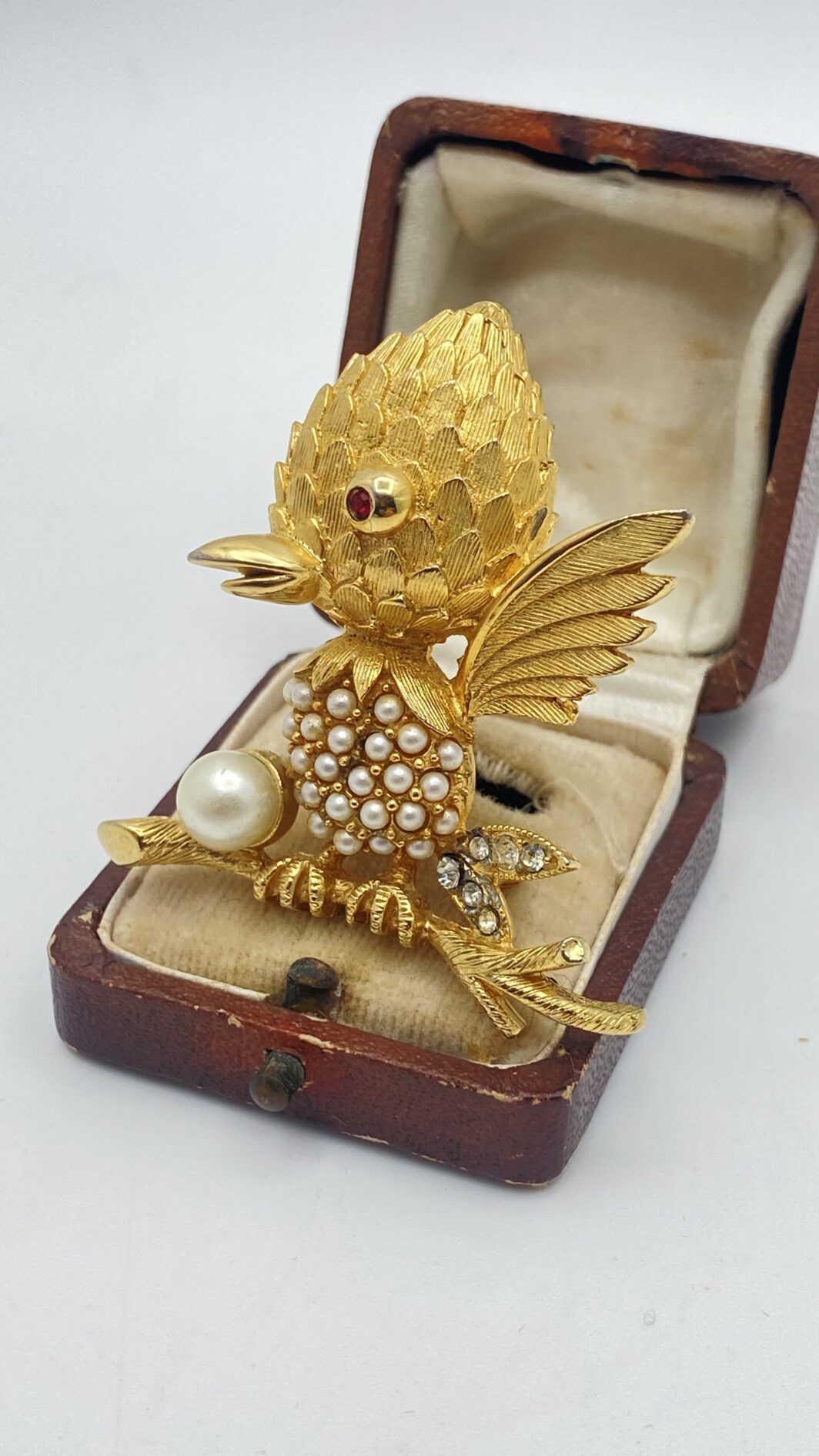SUBLIME SPILLA VINTAGE IN METALLO GOLDTONE FINEMENTE SAGOMATO A FORMA DI UCCELLINO, CON PIUMAGGIO CESELLATO, CORPO IMPREZIOSITO DA PERLE E STRASS LUMINOSI – COLLEZIONE TORTOLANI ANNI ‘70. - immagine 4