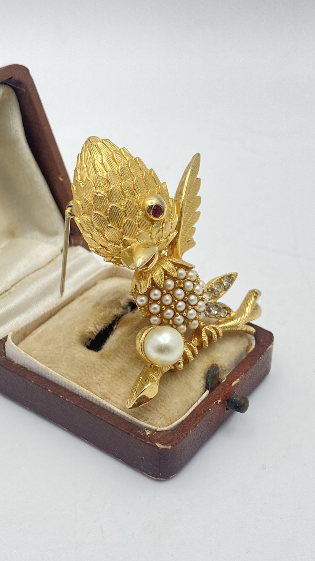 SUBLIME SPILLA VINTAGE IN METALLO GOLDTONE FINEMENTE SAGOMATO A FORMA DI UCCELLINO, CON PIUMAGGIO CESELLATO, CORPO IMPREZIOSITO DA PERLE E STRASS LUMINOSI – COLLEZIONE TORTOLANI ANNI ‘70. - immagine 5