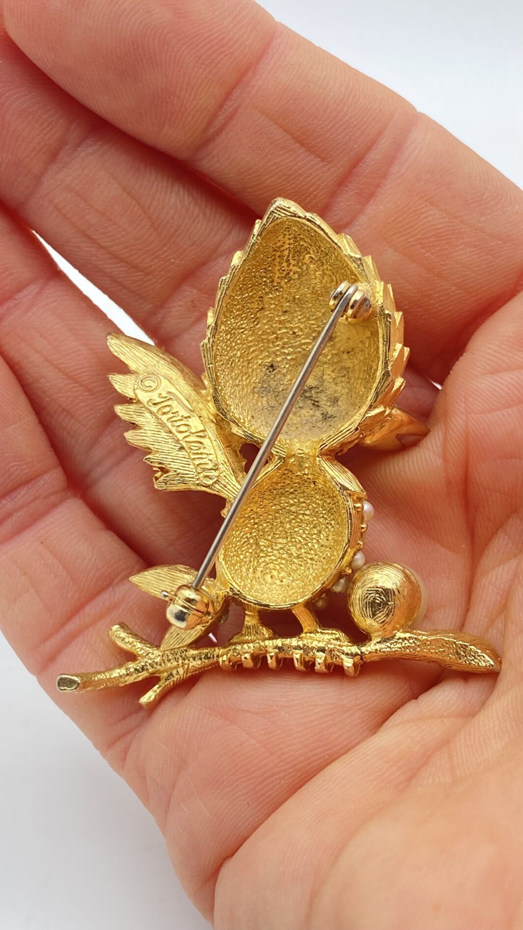 SUBLIME SPILLA VINTAGE IN METALLO GOLDTONE FINEMENTE SAGOMATO A FORMA DI UCCELLINO, CON PIUMAGGIO CESELLATO, CORPO IMPREZIOSITO DA PERLE E STRASS LUMINOSI – COLLEZIONE TORTOLANI ANNI ‘70. - immagine 6