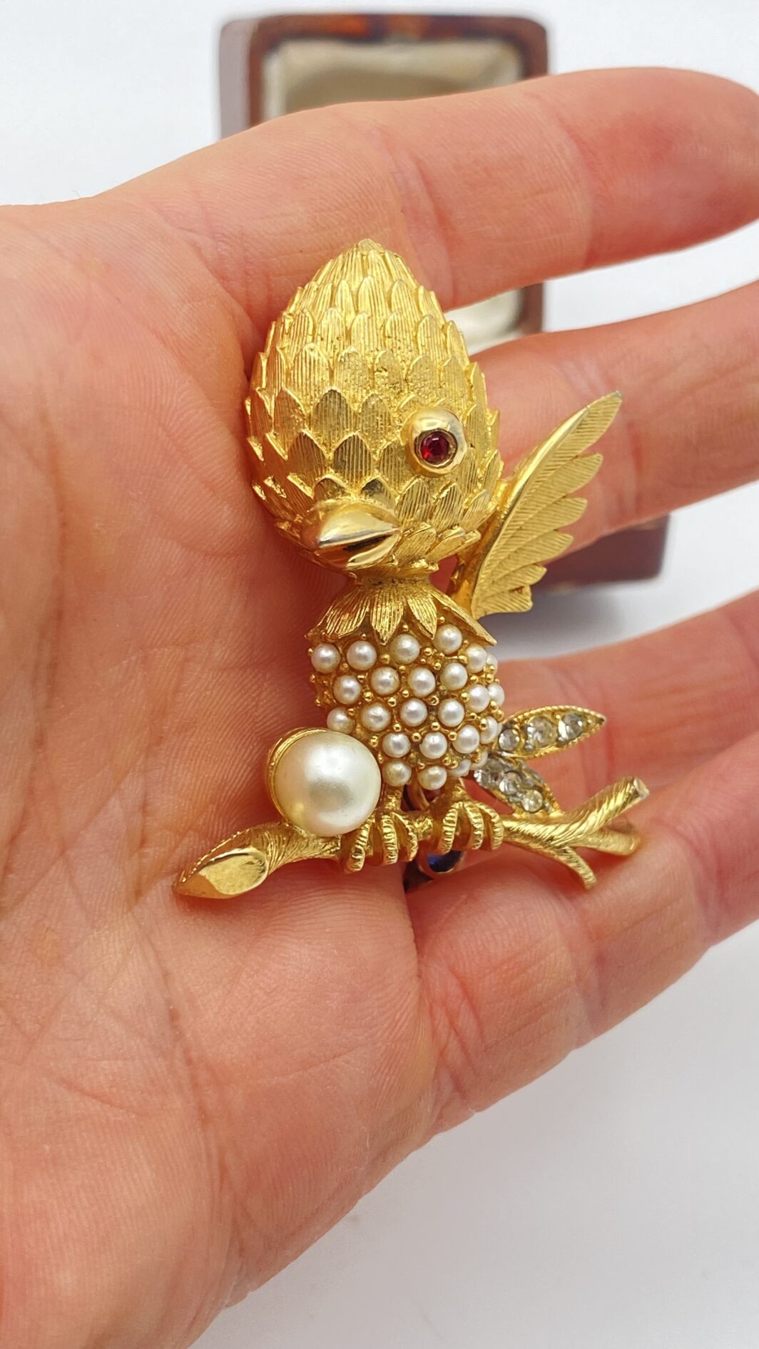 SUBLIME SPILLA VINTAGE IN METALLO GOLDTONE FINEMENTE SAGOMATO A FORMA DI UCCELLINO, CON PIUMAGGIO CESELLATO, CORPO IMPREZIOSITO DA PERLE E STRASS LUMINOSI – COLLEZIONE TORTOLANI ANNI ‘70. - immagine 7