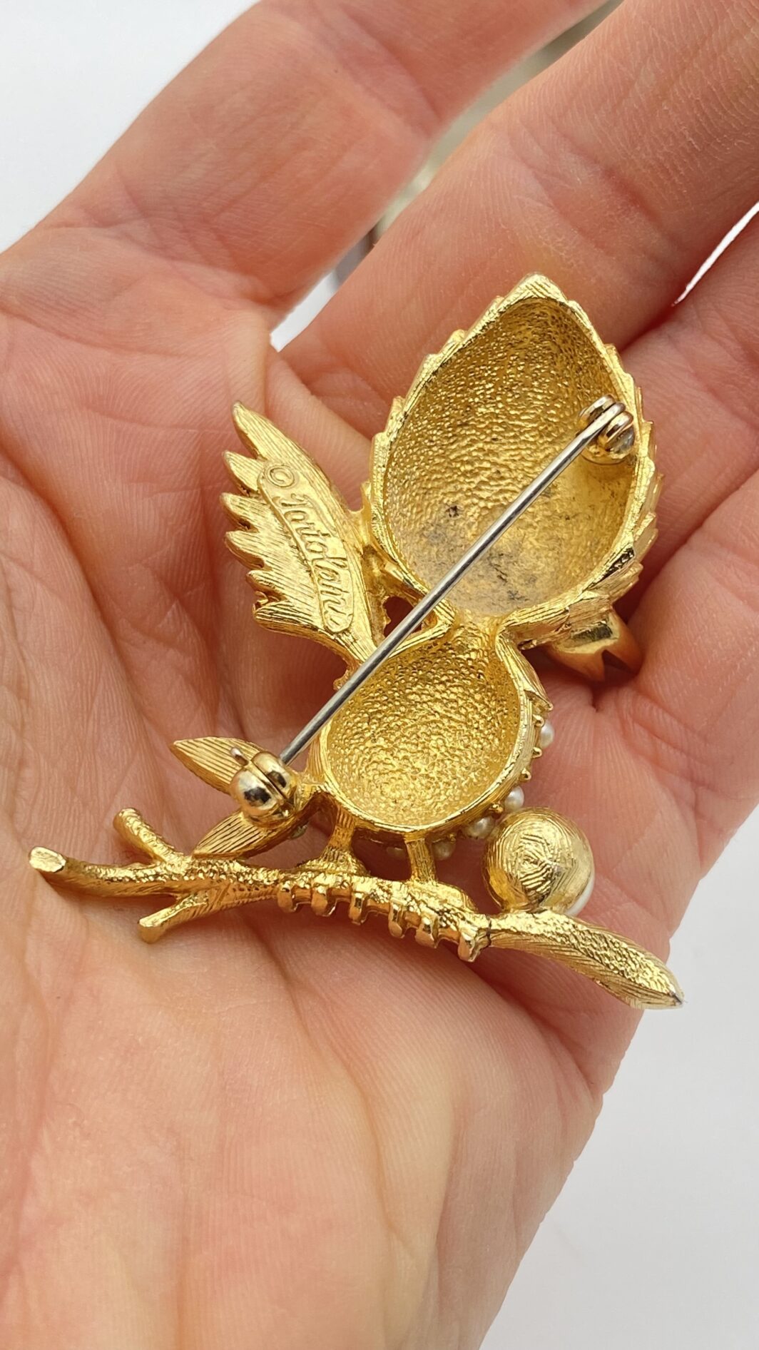 SUBLIME SPILLA VINTAGE IN METALLO GOLDTONE FINEMENTE SAGOMATO A FORMA DI UCCELLINO, CON PIUMAGGIO CESELLATO, CORPO IMPREZIOSITO DA PERLE E STRASS LUMINOSI – COLLEZIONE TORTOLANI ANNI ‘70. - immagine 2