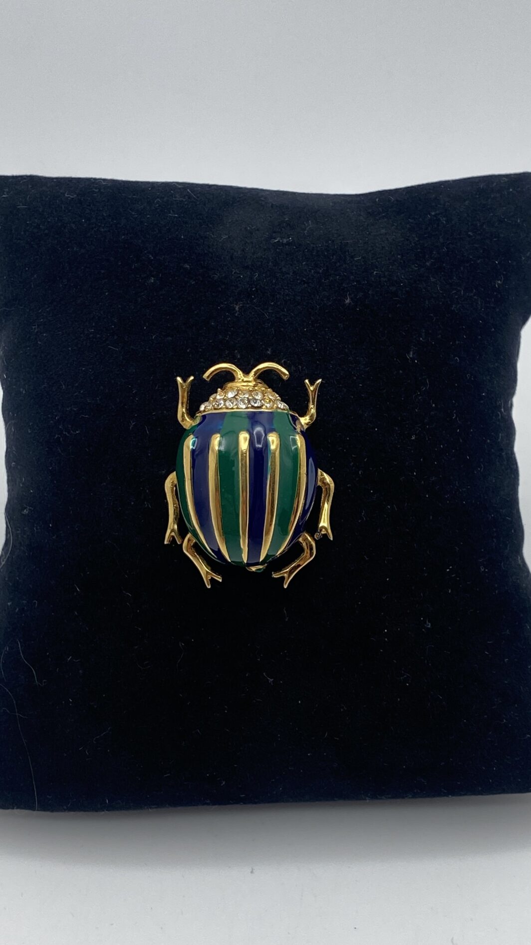 SCARABEO PORTE-BONHEUR:  “BIJOUX CASCIO” ELEGANTE SPILLA VINTAGE IN METALLO GOLDTONE E SMALTI BLU E VERDI. BIGIOTTERIA FIORENTINA ANNI ‘70. - immagine 11