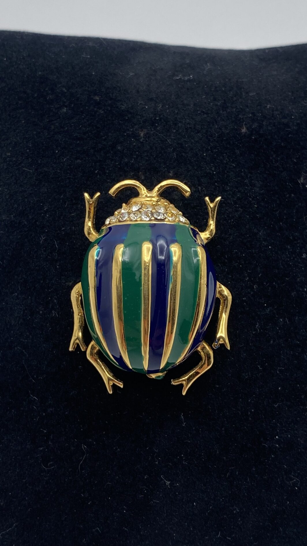 SCARABEO PORTE-BONHEUR:  “BIJOUX CASCIO” ELEGANTE SPILLA VINTAGE IN METALLO GOLDTONE E SMALTI BLU E VERDI. BIGIOTTERIA FIORENTINA ANNI ‘70. - immagine 3