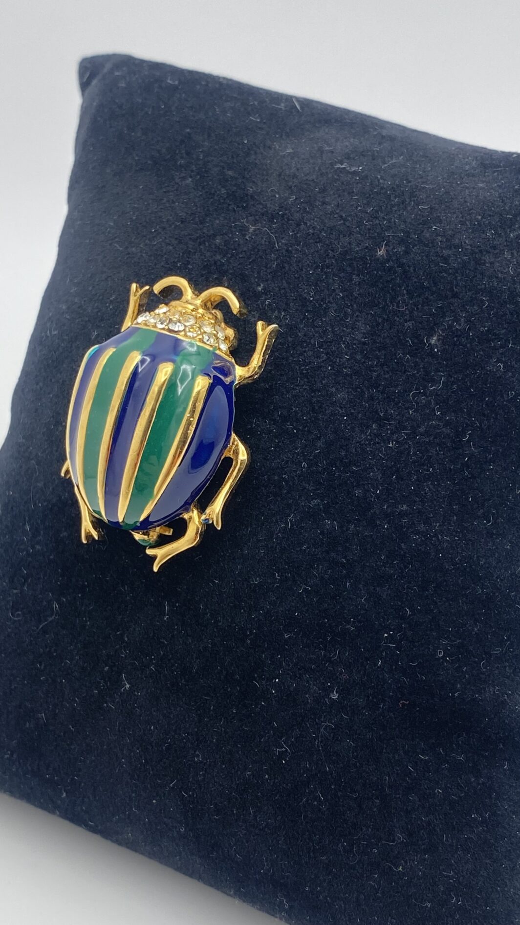 SCARABEO PORTE-BONHEUR:  “BIJOUX CASCIO” ELEGANTE SPILLA VINTAGE IN METALLO GOLDTONE E SMALTI BLU E VERDI. BIGIOTTERIA FIORENTINA ANNI ‘70. - immagine 10