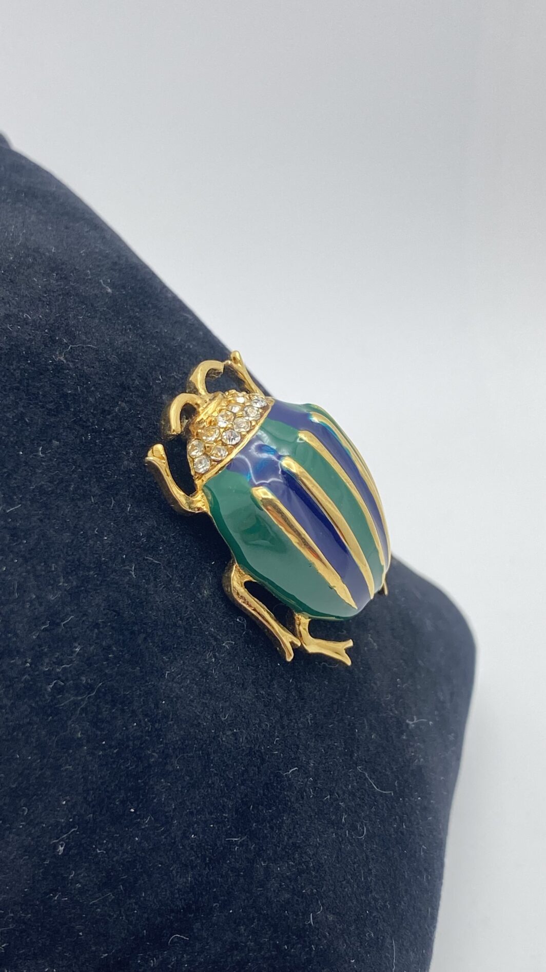 SCARABEO PORTE-BONHEUR:  “BIJOUX CASCIO” ELEGANTE SPILLA VINTAGE IN METALLO GOLDTONE E SMALTI BLU E VERDI. BIGIOTTERIA FIORENTINA ANNI ‘70. - immagine 9