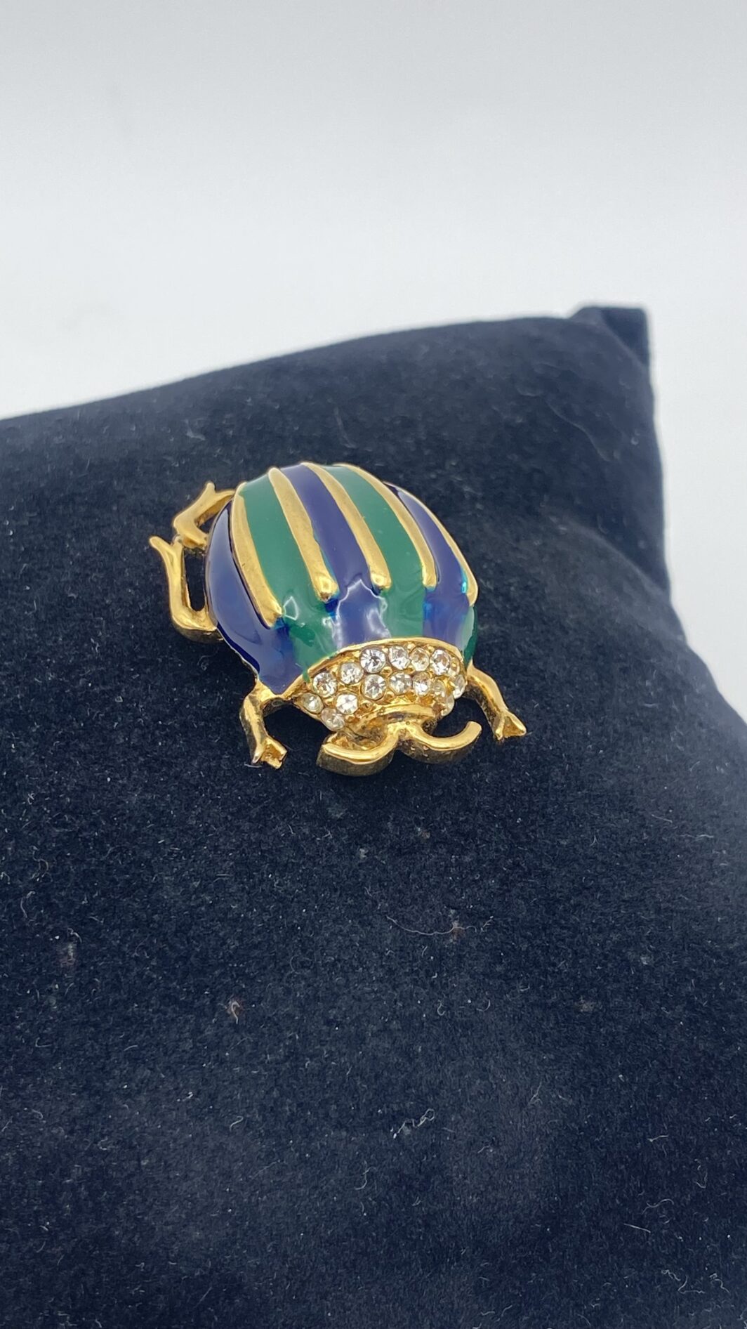 SCARABEO PORTE-BONHEUR:  “BIJOUX CASCIO” ELEGANTE SPILLA VINTAGE IN METALLO GOLDTONE E SMALTI BLU E VERDI. BIGIOTTERIA FIORENTINA ANNI ‘70. - immagine 8