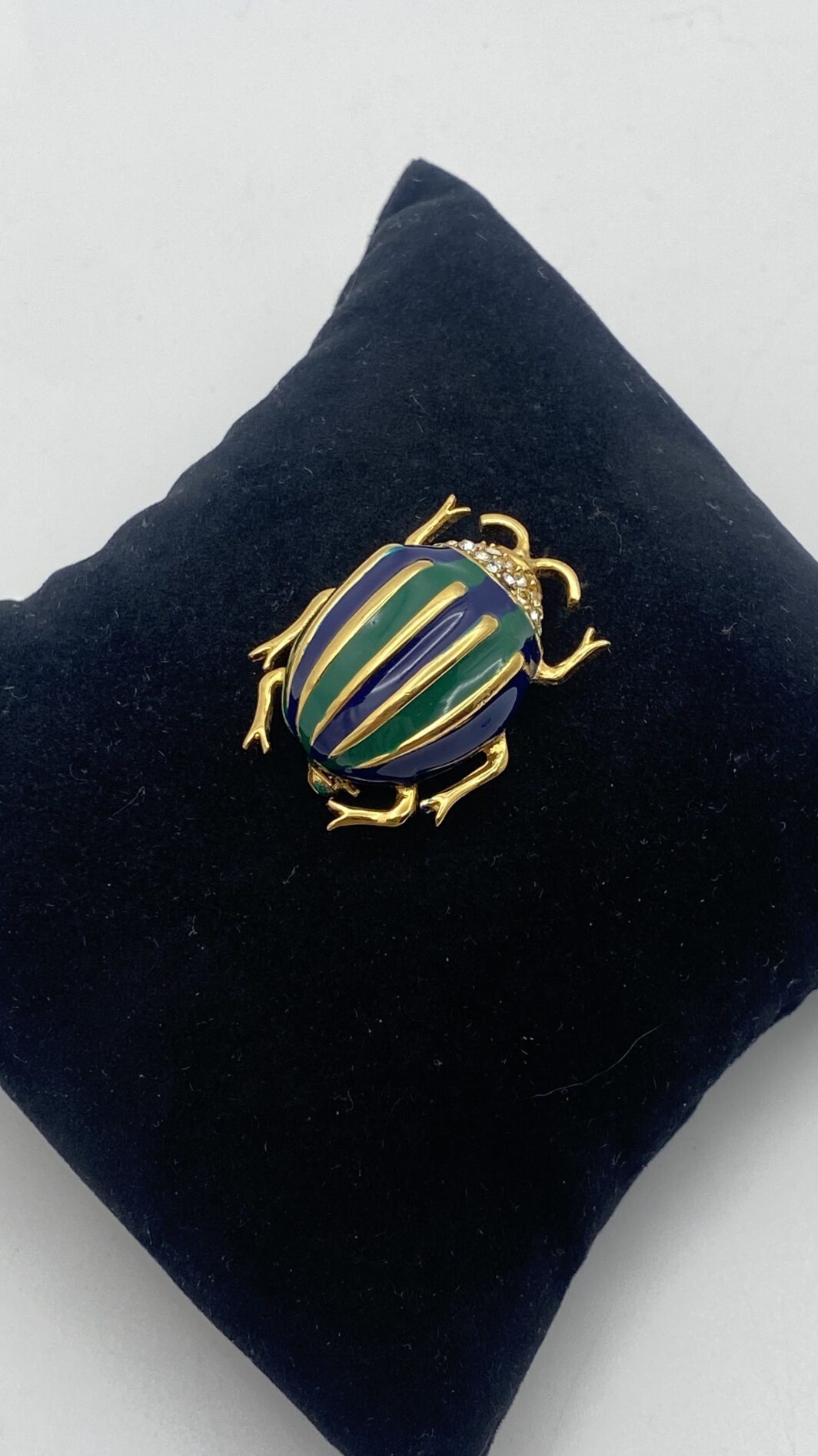 SCARABEO PORTE-BONHEUR:  “BIJOUX CASCIO” ELEGANTE SPILLA VINTAGE IN METALLO GOLDTONE E SMALTI BLU E VERDI. BIGIOTTERIA FIORENTINA ANNI ‘70. - immagine 7