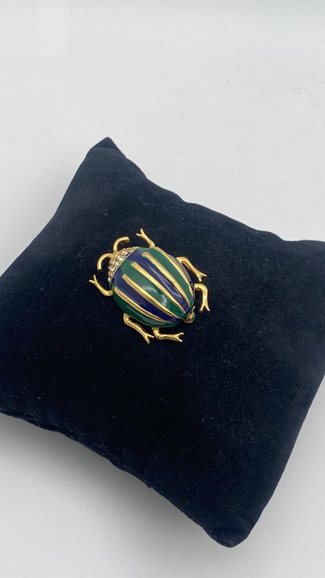 SCARABEO PORTE-BONHEUR:  “BIJOUX CASCIO” ELEGANTE SPILLA VINTAGE IN METALLO GOLDTONE E SMALTI BLU E VERDI. BIGIOTTERIA FIORENTINA ANNI ‘70. - immagine 6