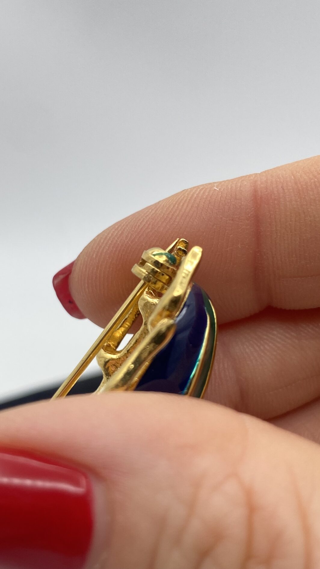 SCARABEO PORTE-BONHEUR:  “BIJOUX CASCIO” ELEGANTE SPILLA VINTAGE IN METALLO GOLDTONE E SMALTI BLU E VERDI. BIGIOTTERIA FIORENTINA ANNI ‘70. - immagine 5