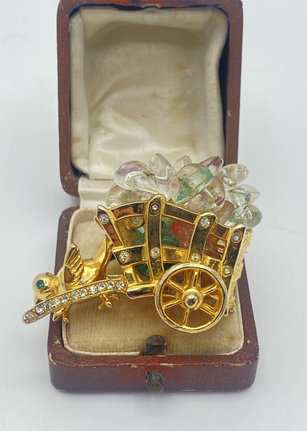 CASTLECLIFF VINTAGE – LA MERAVIGLIOSA SPILLA DEL CARRETTO INCANTATO CON UCCELLINO MOBILE E PASTE DI VETRO MULTICOLORE