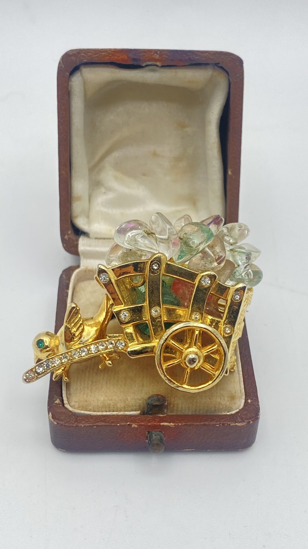 CASTLECLIFF VINTAGE – LA MERAVIGLIOSA SPILLA DEL CARRETTO INCANTATO CON UCCELLINO MOBILE E PASTE DI VETRO MULTICOLORE