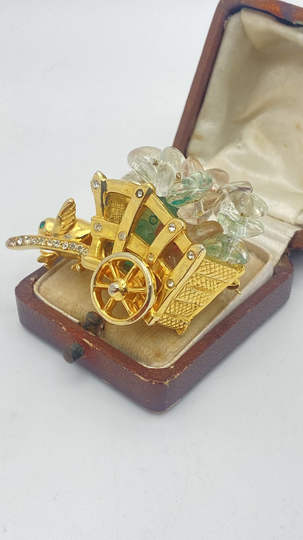 CASTLECLIFF VINTAGE – LA MERAVIGLIOSA SPILLA DEL CARRETTO INCANTATO CON UCCELLINO MOBILE E PASTE DI VETRO MULTICOLORE - immagine 2