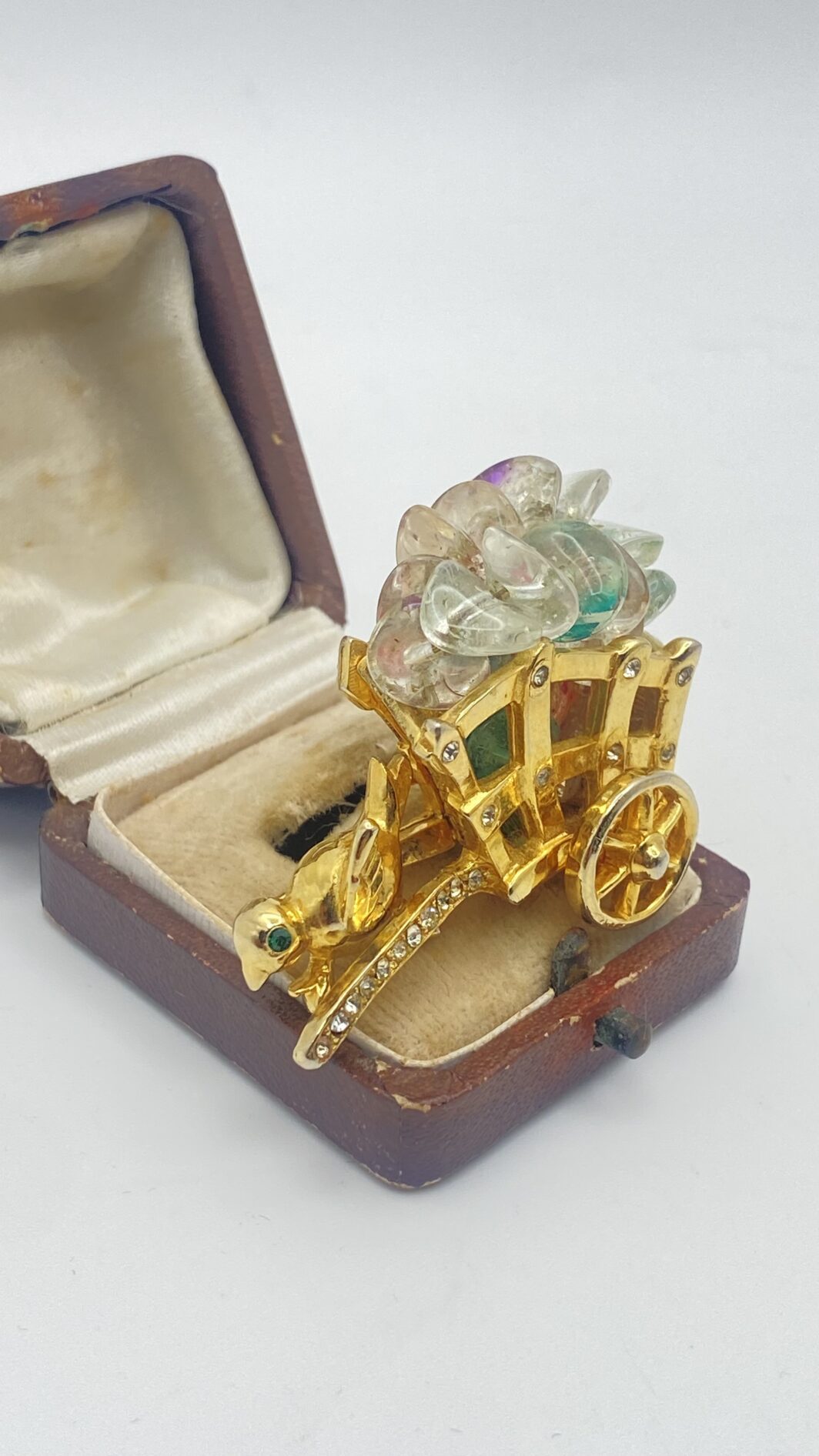 CASTLECLIFF VINTAGE – LA MERAVIGLIOSA SPILLA DEL CARRETTO INCANTATO CON UCCELLINO MOBILE E PASTE DI VETRO MULTICOLORE - immagine 3