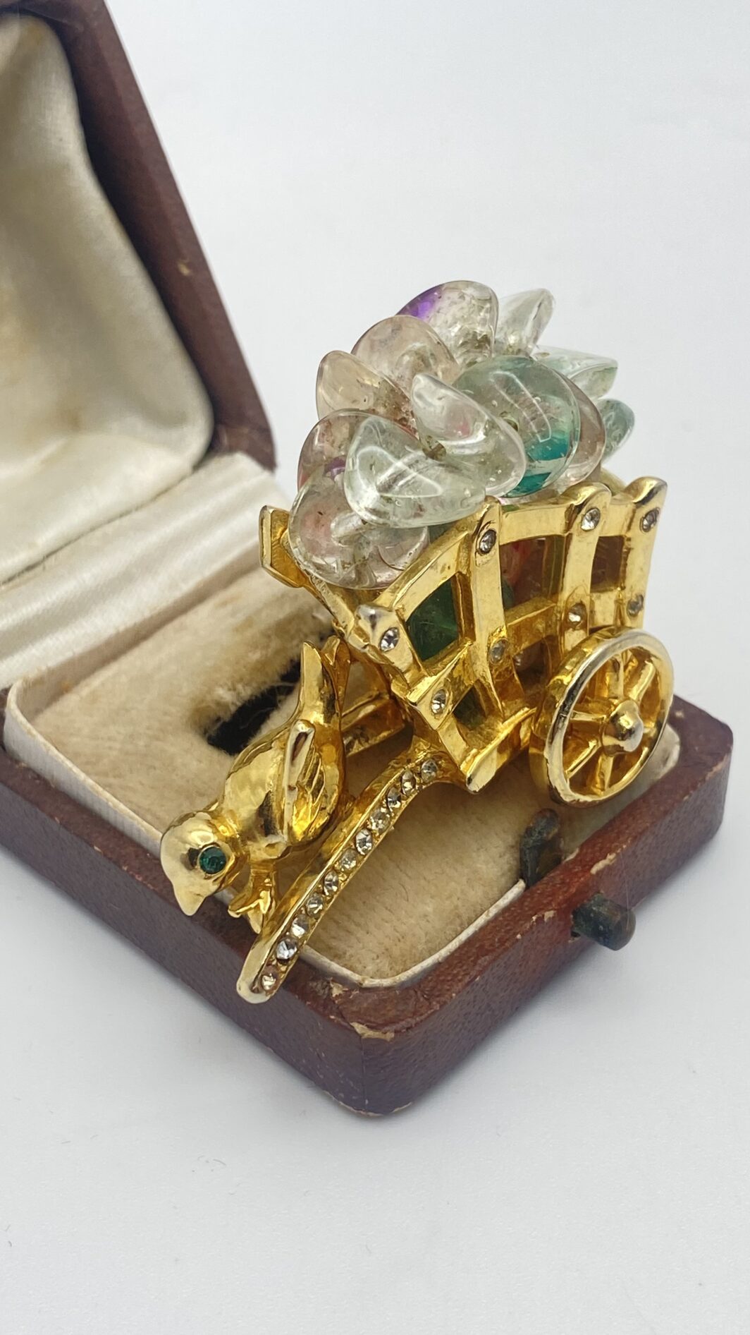 CASTLECLIFF VINTAGE – LA MERAVIGLIOSA SPILLA DEL CARRETTO INCANTATO CON UCCELLINO MOBILE E PASTE DI VETRO MULTICOLORE - immagine 13