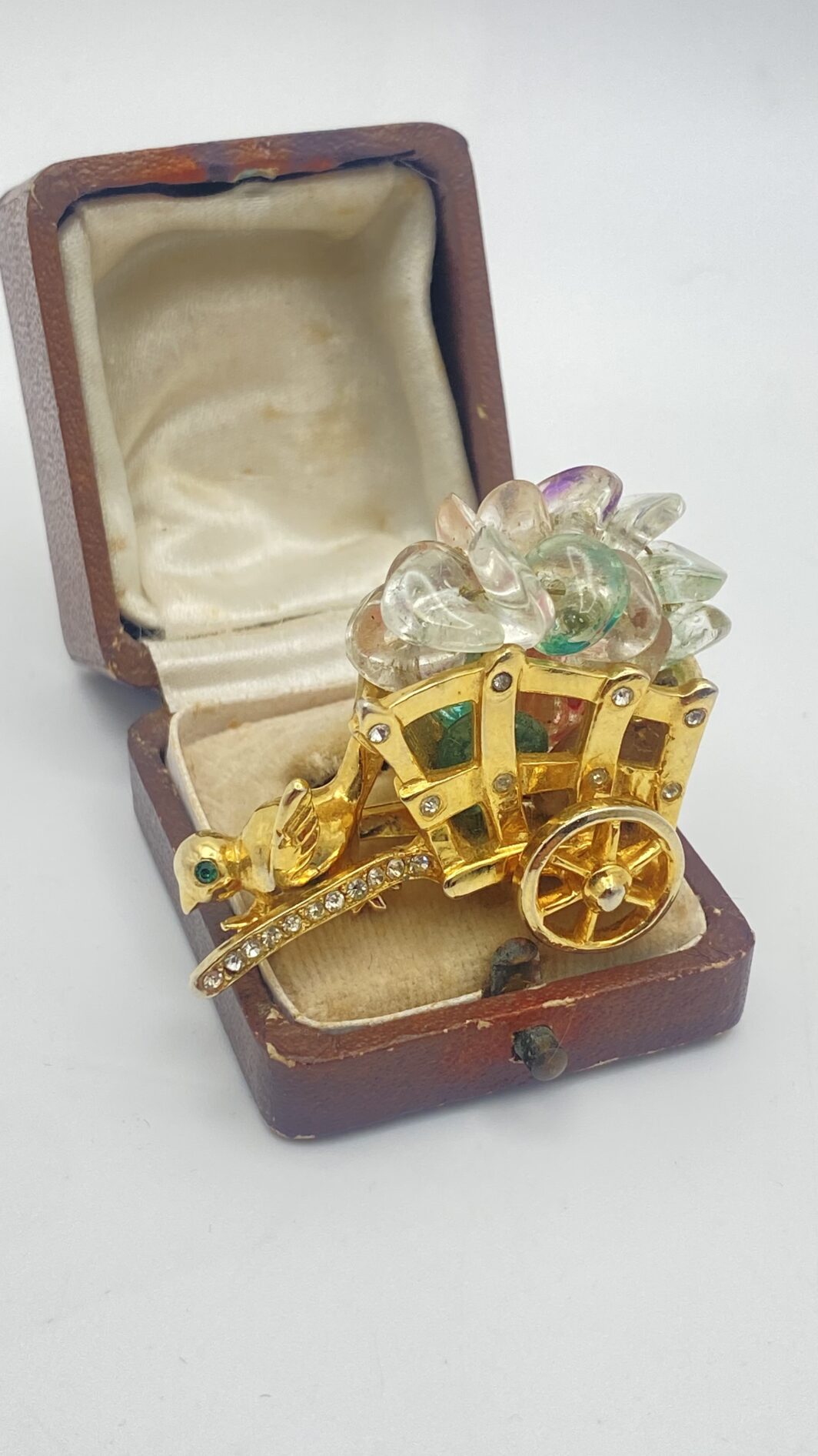 CASTLECLIFF VINTAGE – LA MERAVIGLIOSA SPILLA DEL CARRETTO INCANTATO CON UCCELLINO MOBILE E PASTE DI VETRO MULTICOLORE - immagine 12