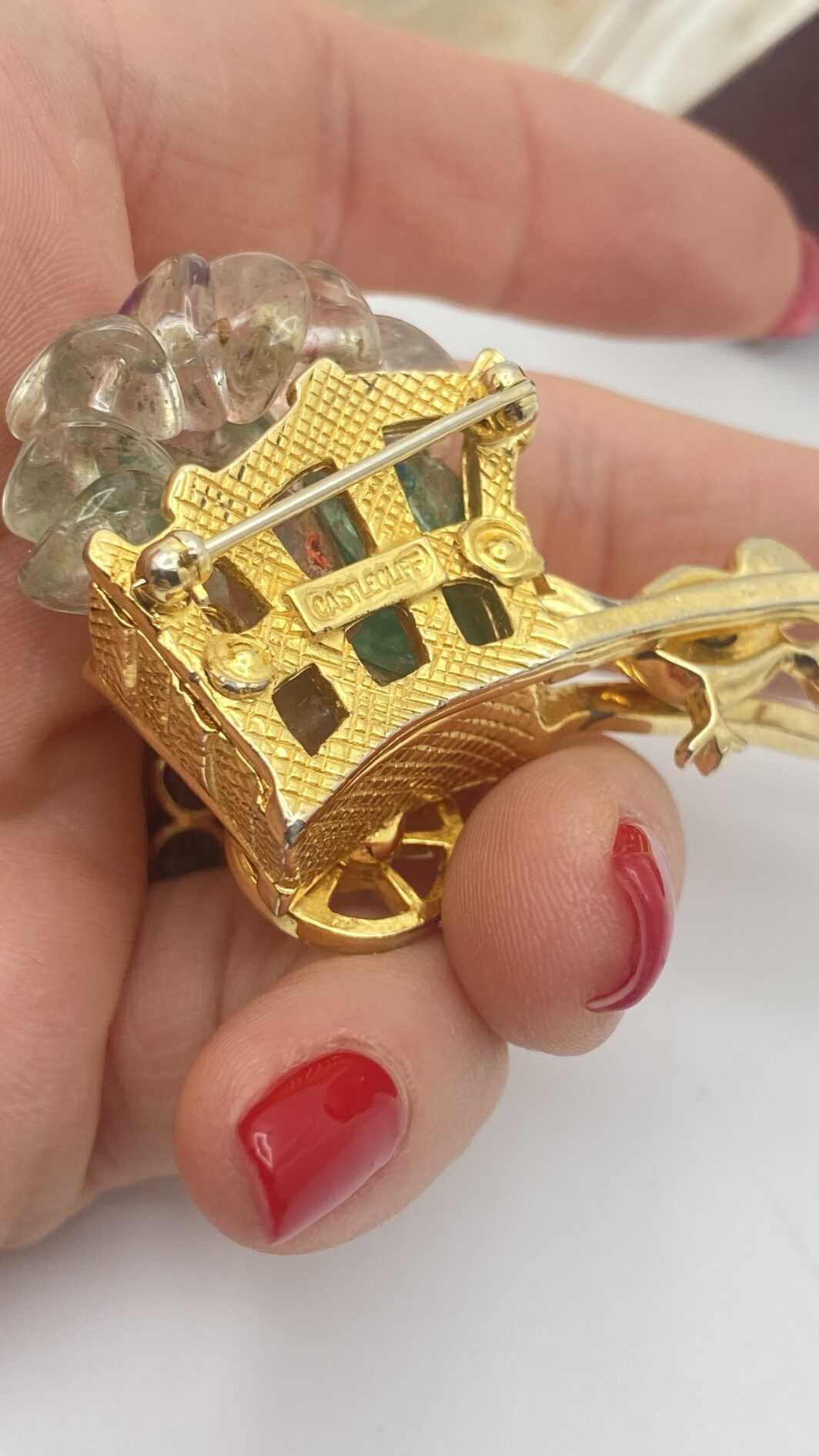 CASTLECLIFF VINTAGE – LA MERAVIGLIOSA SPILLA DEL CARRETTO INCANTATO CON UCCELLINO MOBILE E PASTE DI VETRO MULTICOLORE - immagine 7