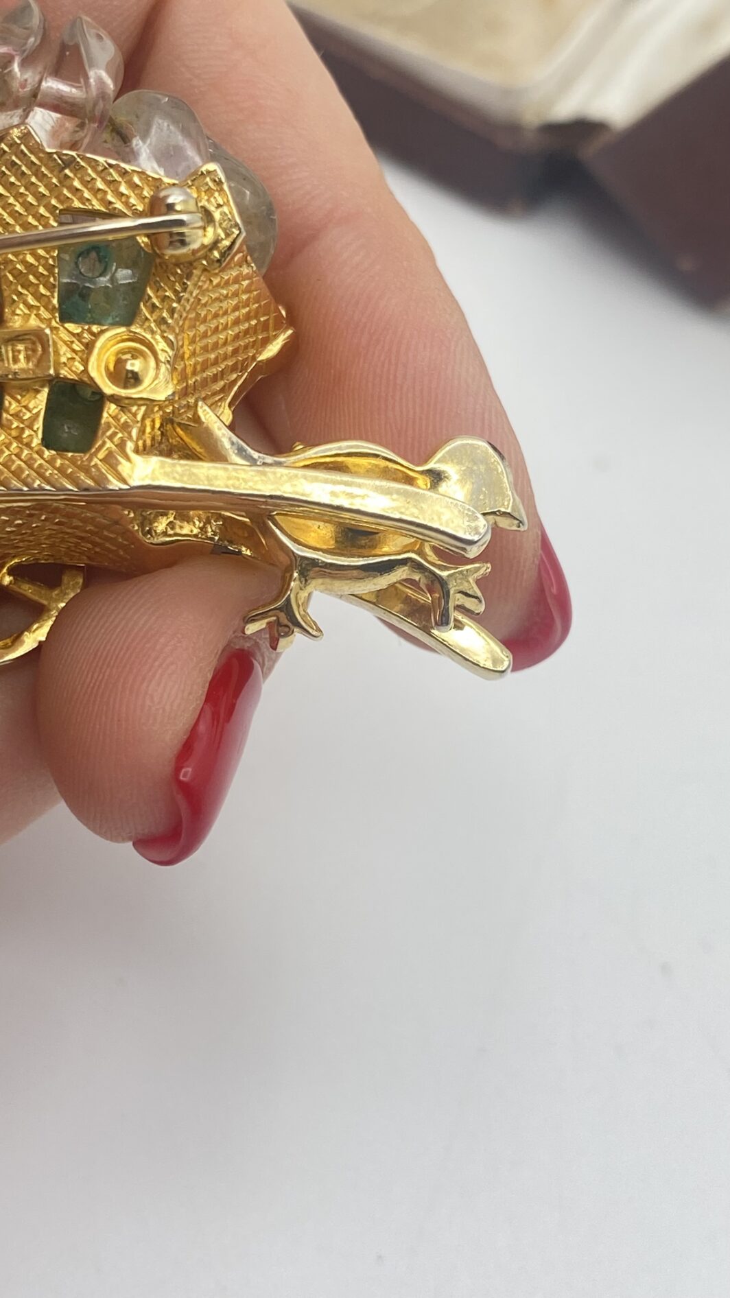 CASTLECLIFF VINTAGE – LA MERAVIGLIOSA SPILLA DEL CARRETTO INCANTATO CON UCCELLINO MOBILE E PASTE DI VETRO MULTICOLORE - immagine 6