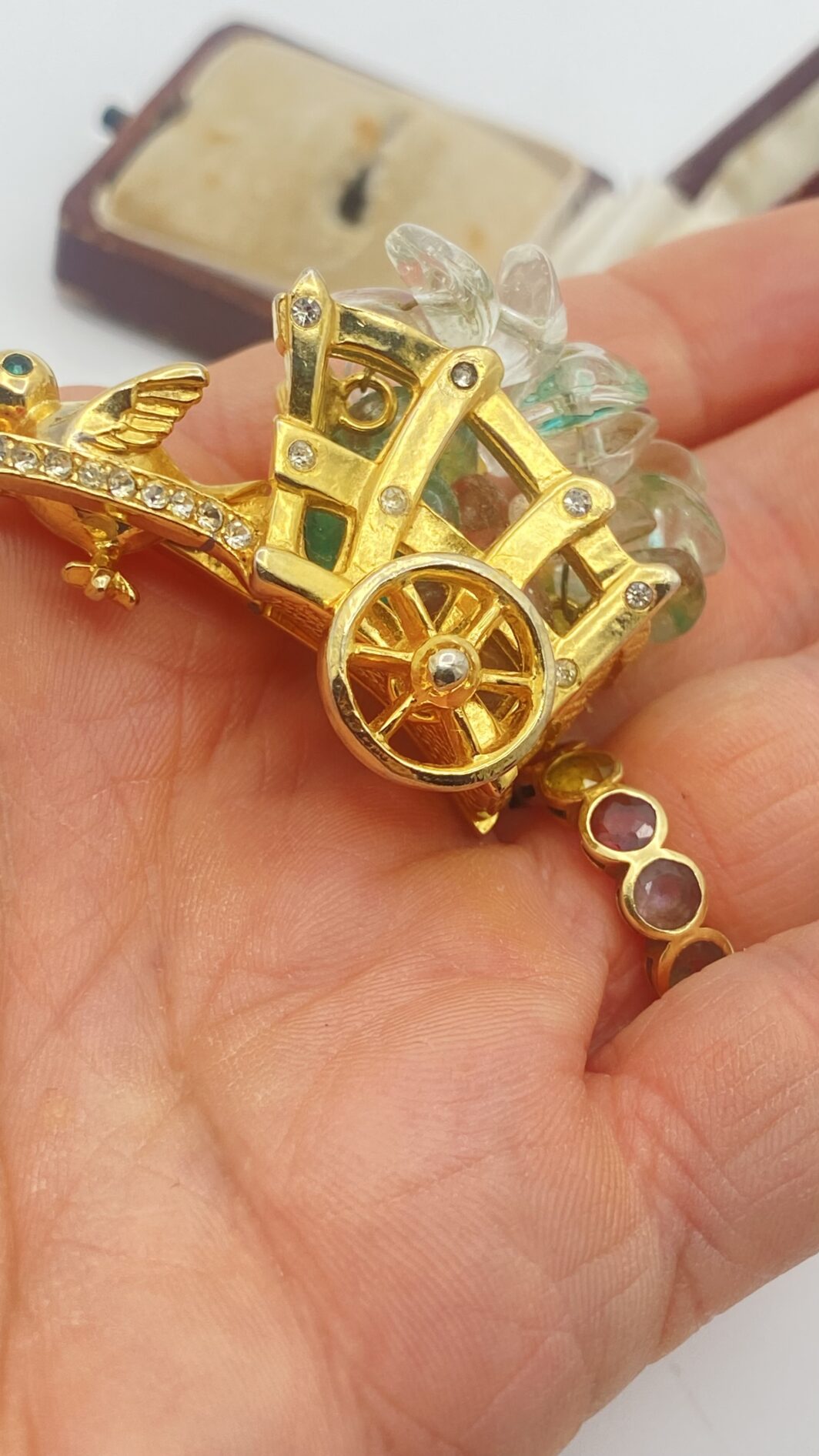 CASTLECLIFF VINTAGE – LA MERAVIGLIOSA SPILLA DEL CARRETTO INCANTATO CON UCCELLINO MOBILE E PASTE DI VETRO MULTICOLORE - immagine 4