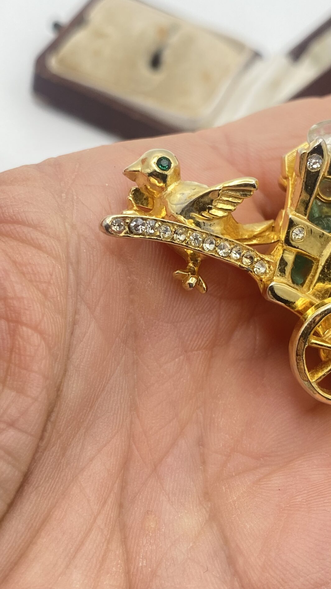 CASTLECLIFF VINTAGE – LA MERAVIGLIOSA SPILLA DEL CARRETTO INCANTATO CON UCCELLINO MOBILE E PASTE DI VETRO MULTICOLORE - immagine 8