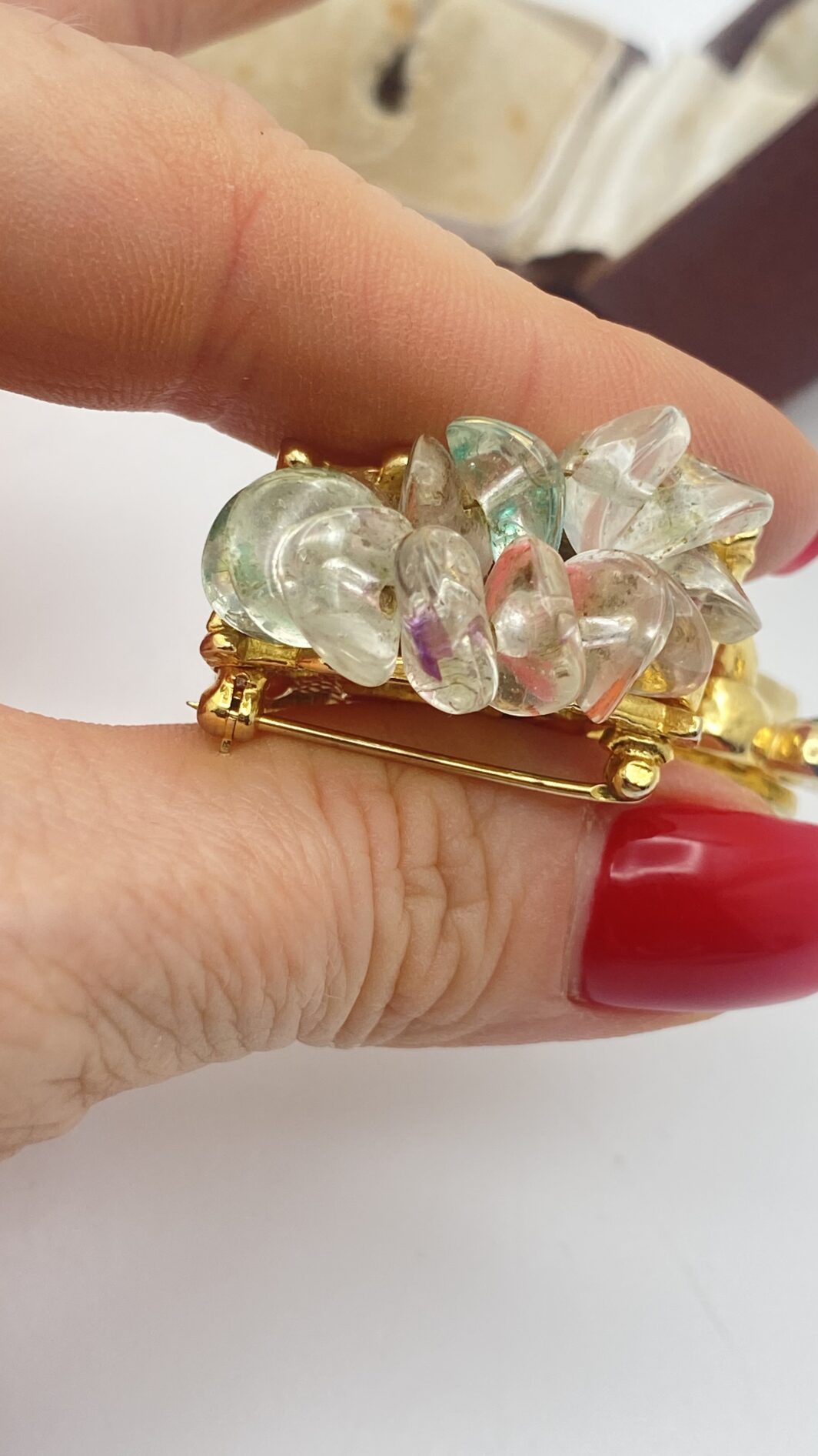 CASTLECLIFF VINTAGE – LA MERAVIGLIOSA SPILLA DEL CARRETTO INCANTATO CON UCCELLINO MOBILE E PASTE DI VETRO MULTICOLORE - immagine 10