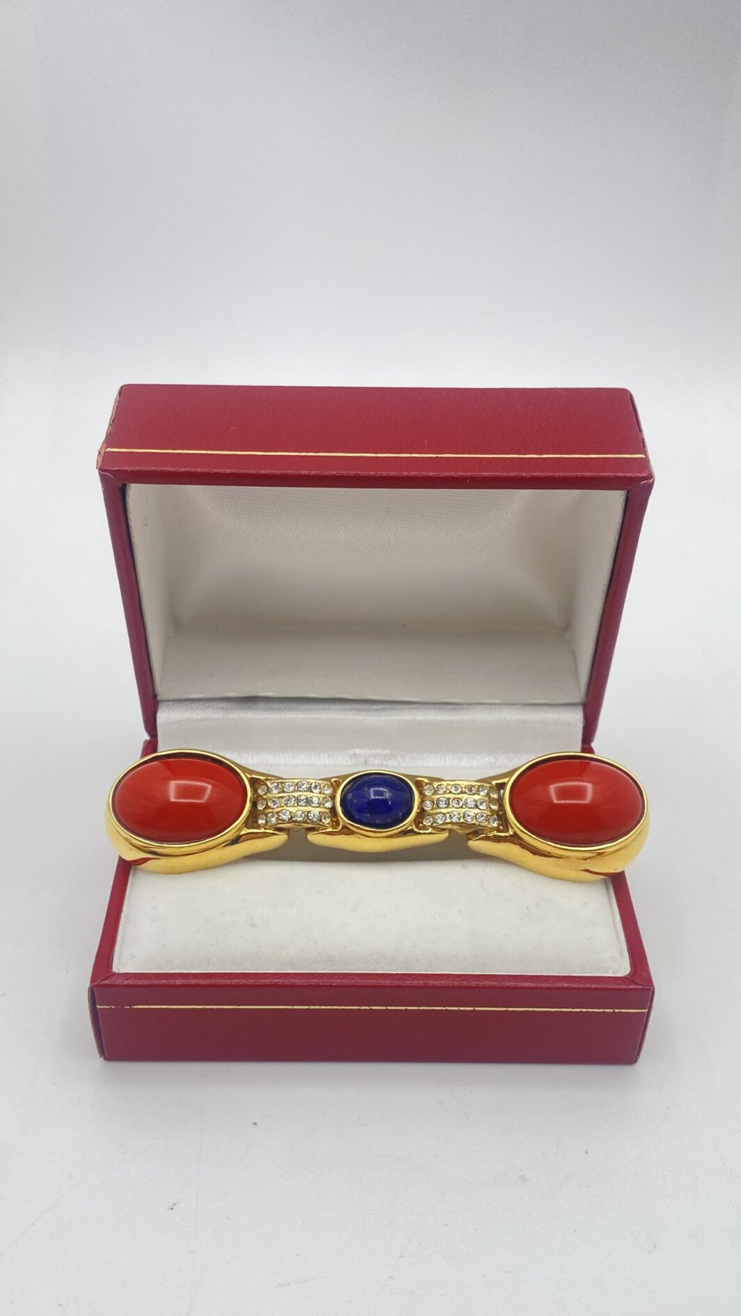 MAGNIFICA SPILLA VINTAGE DI ALTA BIGIOTTERIA FIORENTINA, FIRMATA CASCIO BIJOUX, IN METALLO GOLTONE FINEMENTE SAGOMATO, CARATTERIZZATA DA PASTE DI VETRO COLOR CORALLO E UNA RIPRODUZIONE PERFETTA DI LAPISLAZZULI ED IMPREZIOSTA DA CRISTALLI DIAMONDLIKE. ITALIA, ANNI ‘70. - immagine 10