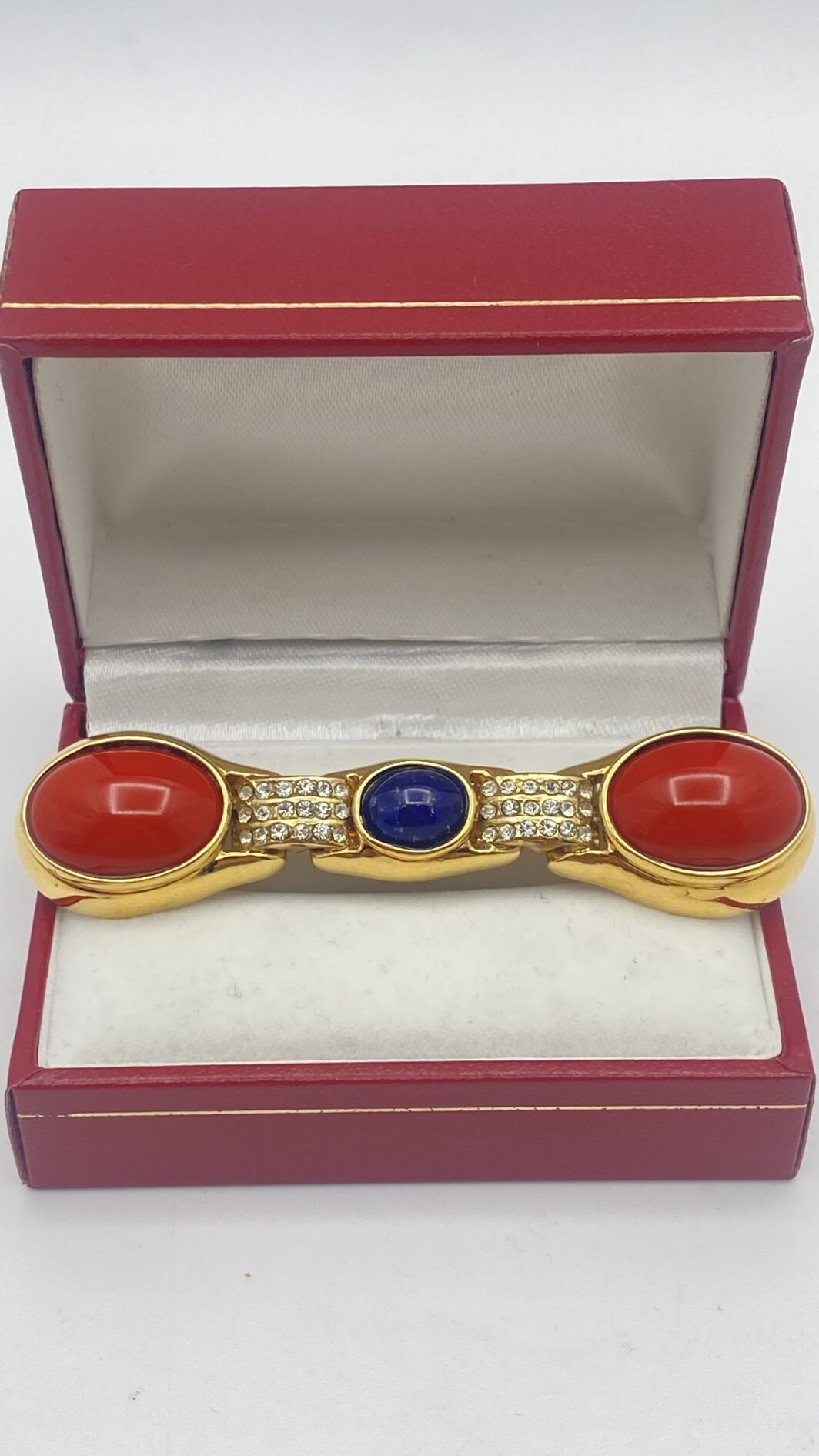 MAGNIFICA SPILLA VINTAGE DI ALTA BIGIOTTERIA FIORENTINA, FIRMATA CASCIO BIJOUX, IN METALLO GOLTONE FINEMENTE SAGOMATO, CARATTERIZZATA DA PASTE DI VETRO COLOR CORALLO E UNA RIPRODUZIONE PERFETTA DI LAPISLAZZULI ED IMPREZIOSTA DA CRISTALLI DIAMONDLIKE. ITALIA, ANNI ‘70. - immagine 2