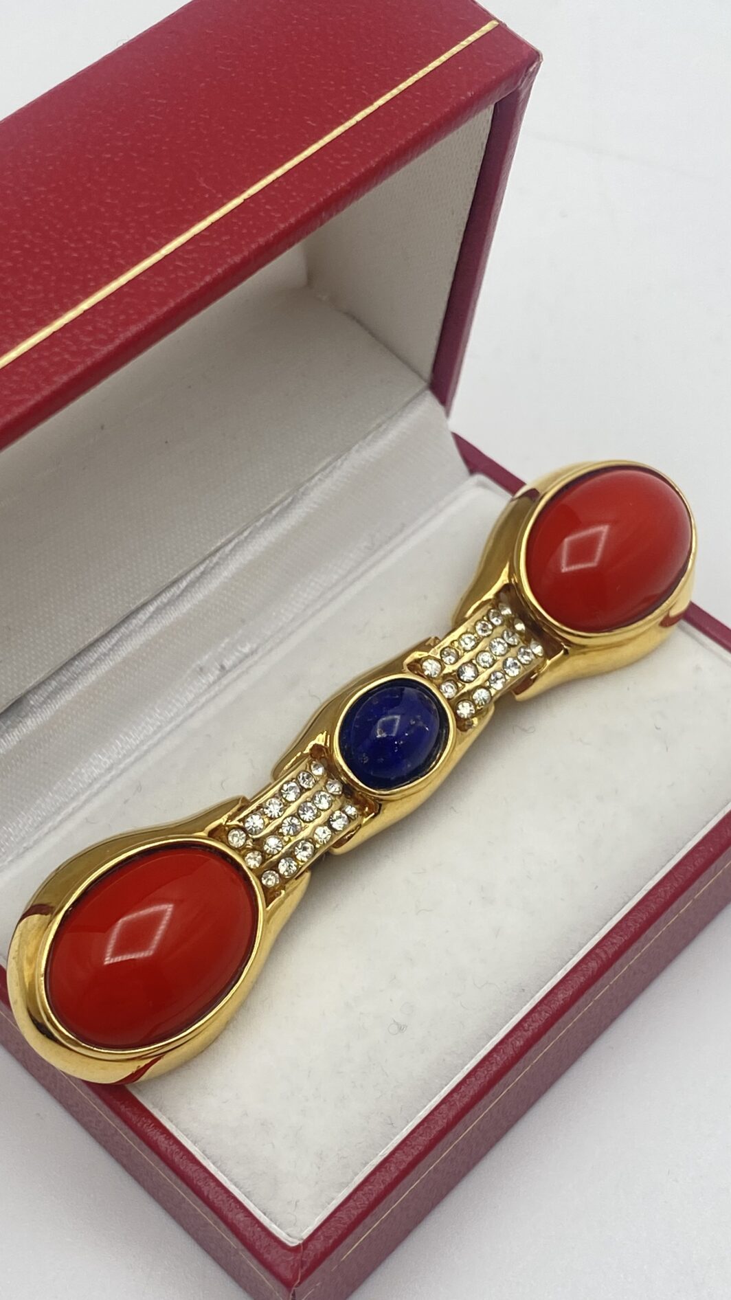 MAGNIFICA SPILLA VINTAGE DI ALTA BIGIOTTERIA FIORENTINA, FIRMATA CASCIO BIJOUX, IN METALLO GOLTONE FINEMENTE SAGOMATO, CARATTERIZZATA DA PASTE DI VETRO COLOR CORALLO E UNA RIPRODUZIONE PERFETTA DI LAPISLAZZULI ED IMPREZIOSTA DA CRISTALLI DIAMONDLIKE. ITALIA, ANNI ‘70. - immagine 4