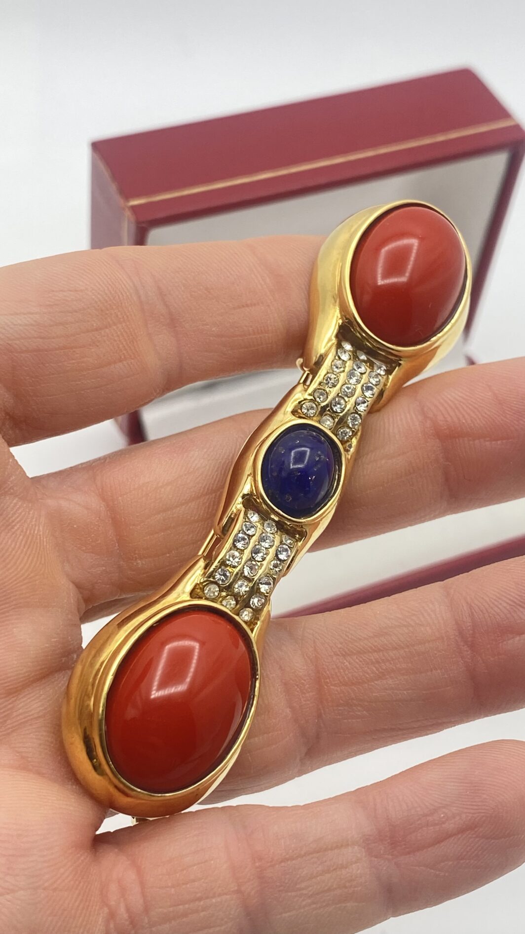 MAGNIFICA SPILLA VINTAGE DI ALTA BIGIOTTERIA FIORENTINA, FIRMATA CASCIO BIJOUX, IN METALLO GOLTONE FINEMENTE SAGOMATO, CARATTERIZZATA DA PASTE DI VETRO COLOR CORALLO E UNA RIPRODUZIONE PERFETTA DI LAPISLAZZULI ED IMPREZIOSTA DA CRISTALLI DIAMONDLIKE. ITALIA, ANNI ‘70. - immagine 5