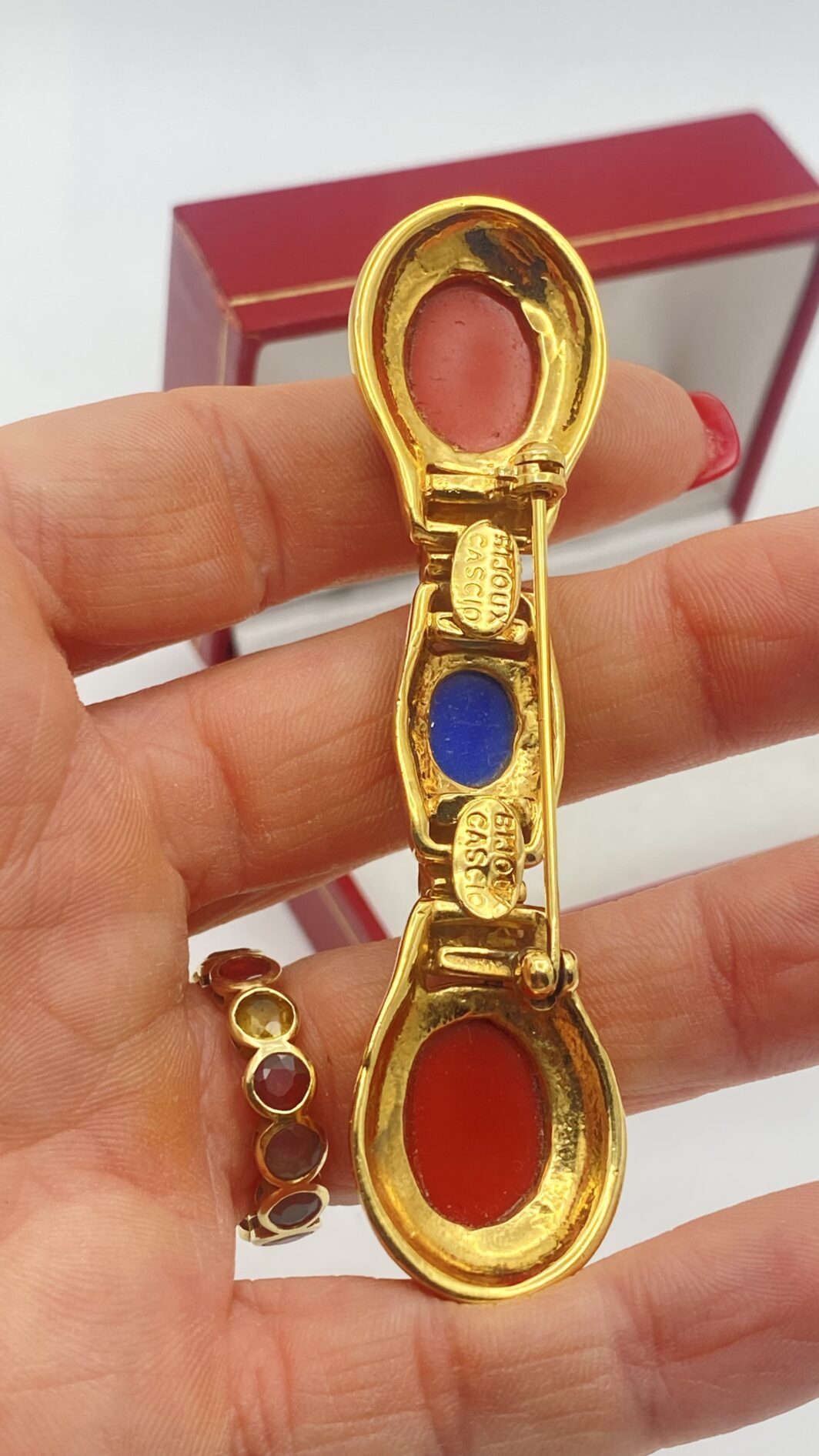 MAGNIFICA SPILLA VINTAGE DI ALTA BIGIOTTERIA FIORENTINA, FIRMATA CASCIO BIJOUX, IN METALLO GOLTONE FINEMENTE SAGOMATO, CARATTERIZZATA DA PASTE DI VETRO COLOR CORALLO E UNA RIPRODUZIONE PERFETTA DI LAPISLAZZULI ED IMPREZIOSTA DA CRISTALLI DIAMONDLIKE. ITALIA, ANNI ‘70. - immagine 6