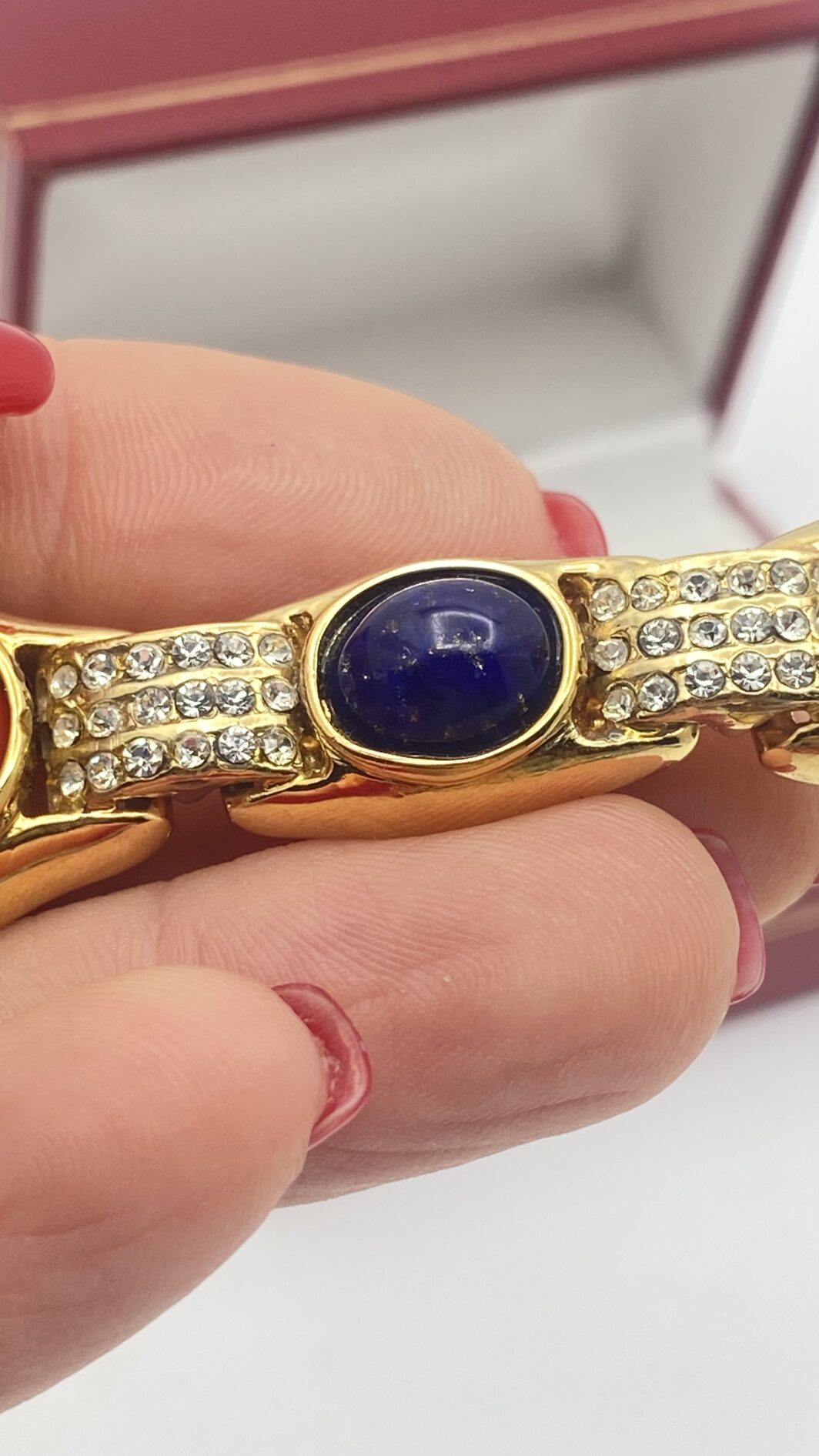 MAGNIFICA SPILLA VINTAGE DI ALTA BIGIOTTERIA FIORENTINA, FIRMATA CASCIO BIJOUX, IN METALLO GOLTONE FINEMENTE SAGOMATO, CARATTERIZZATA DA PASTE DI VETRO COLOR CORALLO E UNA RIPRODUZIONE PERFETTA DI LAPISLAZZULI ED IMPREZIOSTA DA CRISTALLI DIAMONDLIKE. ITALIA, ANNI ‘70. - immagine 9