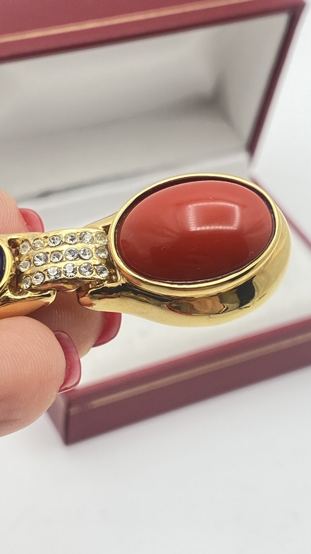 MAGNIFICA SPILLA VINTAGE DI ALTA BIGIOTTERIA FIORENTINA, FIRMATA CASCIO BIJOUX, IN METALLO GOLTONE FINEMENTE SAGOMATO, CARATTERIZZATA DA PASTE DI VETRO COLOR CORALLO E UNA RIPRODUZIONE PERFETTA DI LAPISLAZZULI ED IMPREZIOSTA DA CRISTALLI DIAMONDLIKE. ITALIA, ANNI ‘70. - immagine 7