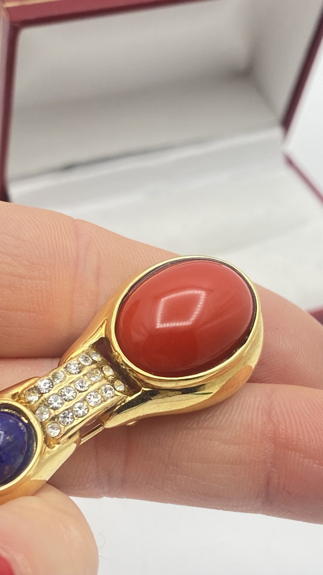 MAGNIFICA SPILLA VINTAGE DI ALTA BIGIOTTERIA FIORENTINA, FIRMATA CASCIO BIJOUX, IN METALLO GOLTONE FINEMENTE SAGOMATO, CARATTERIZZATA DA PASTE DI VETRO COLOR CORALLO E UNA RIPRODUZIONE PERFETTA DI LAPISLAZZULI ED IMPREZIOSTA DA CRISTALLI DIAMONDLIKE. ITALIA, ANNI ‘70. - immagine 8
