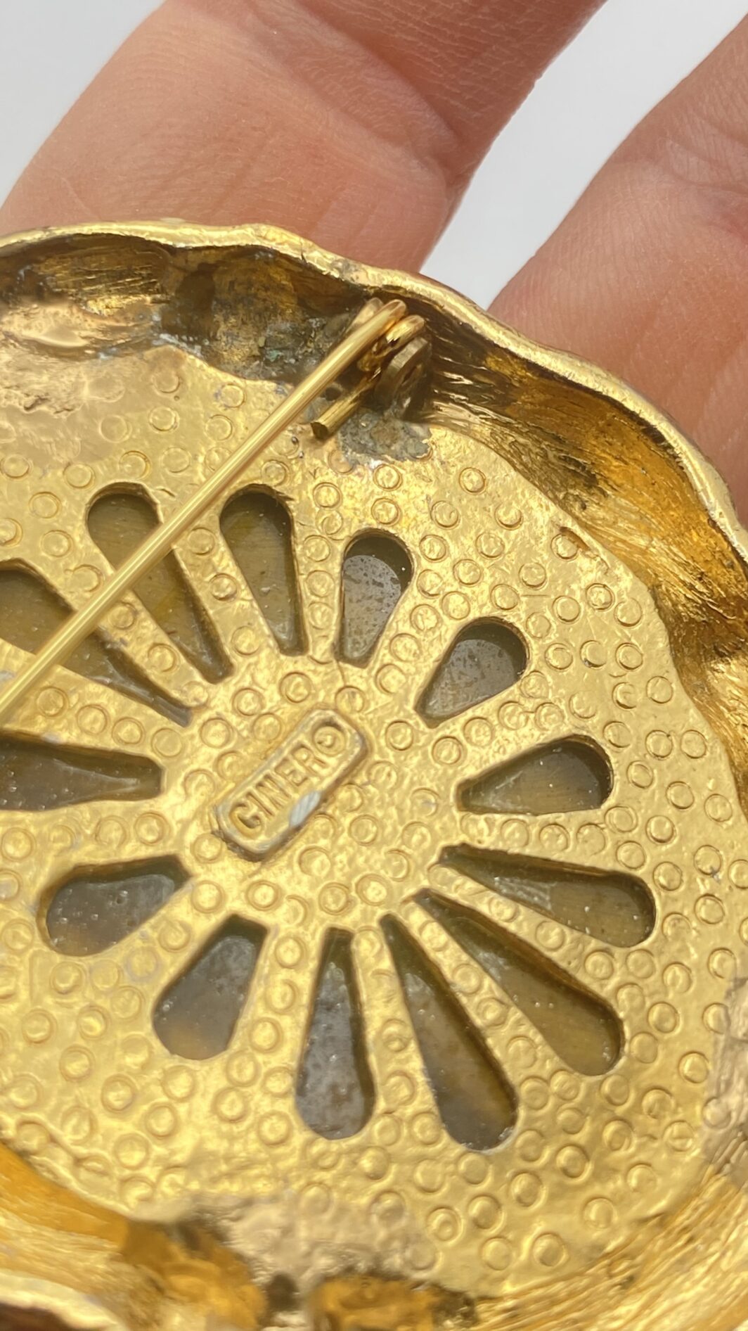 STRAORDINARIA SPILLA VINTAGE IN METALLO GOLDTONE, SMALTI, CRISTALLI DIAMONDLIKE E VERO CABOCHON DI PIETRA OCCHIO DI TIGRE. CREAZIONE DELLA CELEBRE MAISON DI BIGIOTTERIA AMERICANA “CINER”, EPOCA ANNI ‘30/‘40 - immagine 9