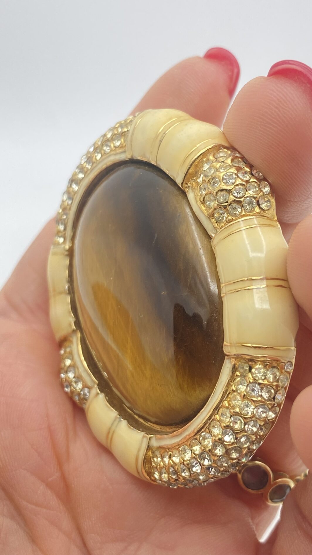 STRAORDINARIA SPILLA VINTAGE IN METALLO GOLDTONE, SMALTI, CRISTALLI DIAMONDLIKE E VERO CABOCHON DI PIETRA OCCHIO DI TIGRE. CREAZIONE DELLA CELEBRE MAISON DI BIGIOTTERIA AMERICANA “CINER”, EPOCA ANNI ‘30/‘40 - immagine 8