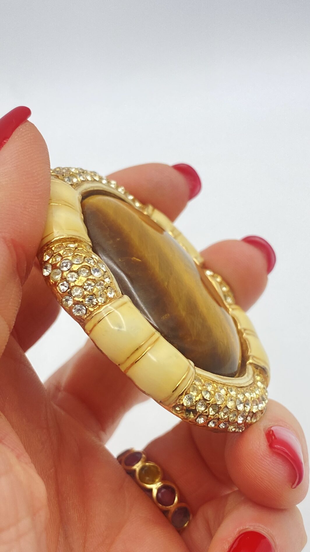 STRAORDINARIA SPILLA VINTAGE IN METALLO GOLDTONE, SMALTI, CRISTALLI DIAMONDLIKE E VERO CABOCHON DI PIETRA OCCHIO DI TIGRE. CREAZIONE DELLA CELEBRE MAISON DI BIGIOTTERIA AMERICANA “CINER”, EPOCA ANNI ‘30/‘40 - immagine 7