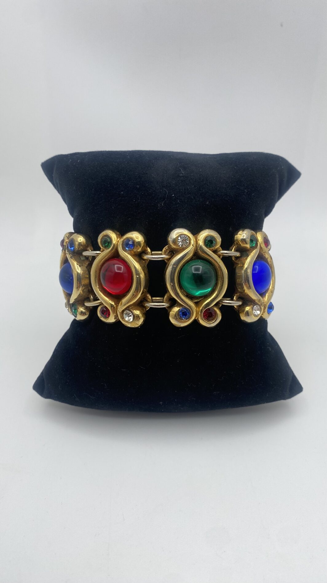 MAGNIFICO BRACCIALE DI ALTA BIGIOTTERIA VINTAGE FRANCESE, FIRMATO DALLA CELEBRE MAISON PARIGINA ALEXIS LAHELLEC, IN METALLO GOLDTONE E CRISTALLI POLICROMI. - immagine 7