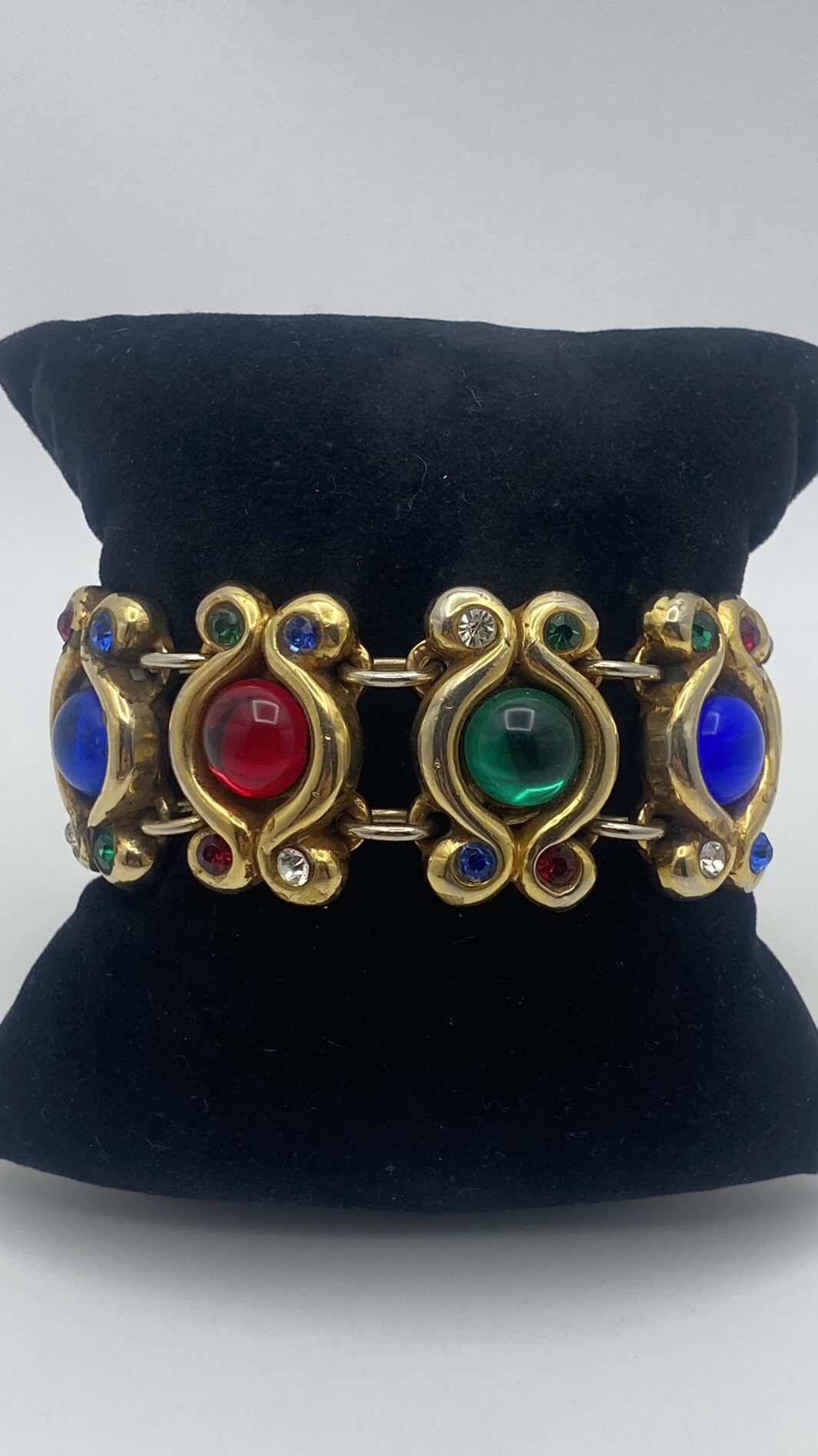 MAGNIFICO BRACCIALE DI ALTA BIGIOTTERIA VINTAGE FRANCESE, FIRMATO DALLA CELEBRE MAISON PARIGINA ALEXIS LAHELLEC, IN METALLO GOLDTONE E CRISTALLI POLICROMI. - immagine 11