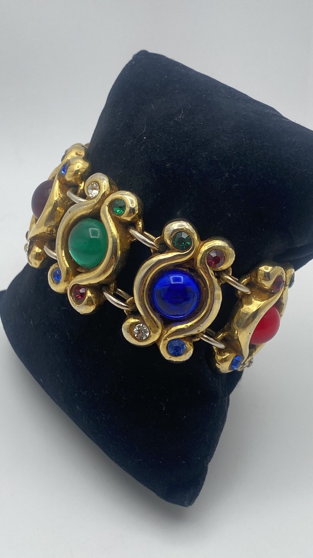 MAGNIFICO BRACCIALE DI ALTA BIGIOTTERIA VINTAGE FRANCESE, FIRMATO DALLA CELEBRE MAISON PARIGINA ALEXIS LAHELLEC, IN METALLO GOLDTONE E CRISTALLI POLICROMI. - immagine 8