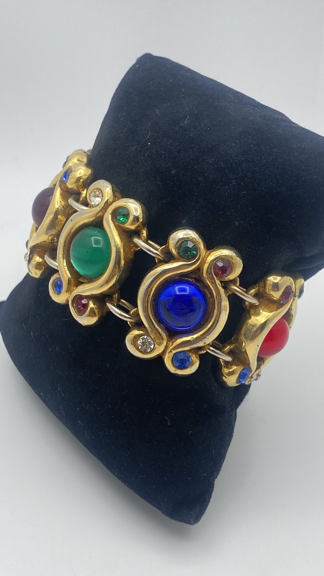 MAGNIFICO BRACCIALE DI ALTA BIGIOTTERIA VINTAGE FRANCESE, FIRMATO DALLA CELEBRE MAISON PARIGINA ALEXIS LAHELLEC, IN METALLO GOLDTONE E CRISTALLI POLICROMI.
