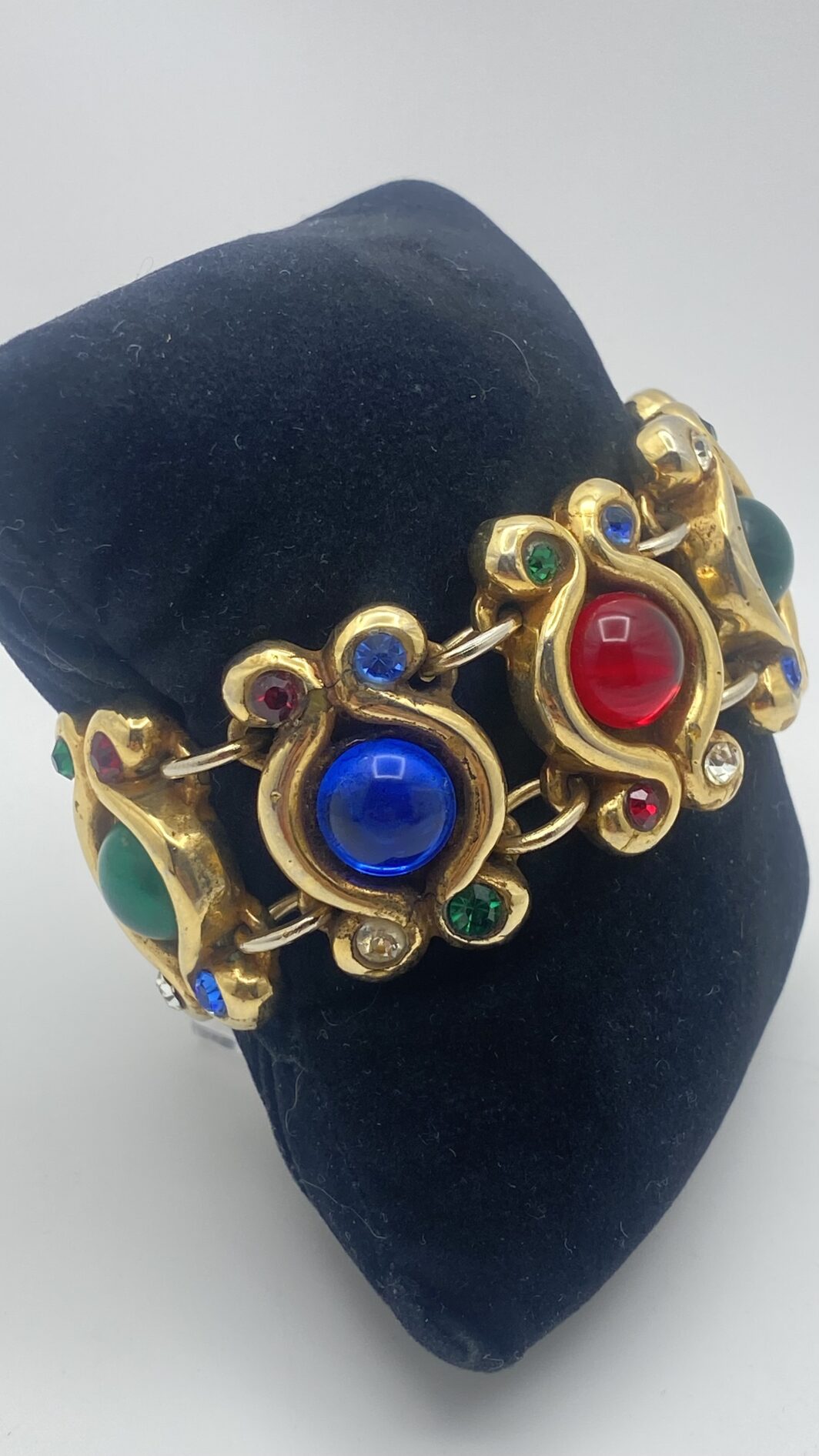 MAGNIFICO BRACCIALE DI ALTA BIGIOTTERIA VINTAGE FRANCESE, FIRMATO DALLA CELEBRE MAISON PARIGINA ALEXIS LAHELLEC, IN METALLO GOLDTONE E CRISTALLI POLICROMI. - immagine 10