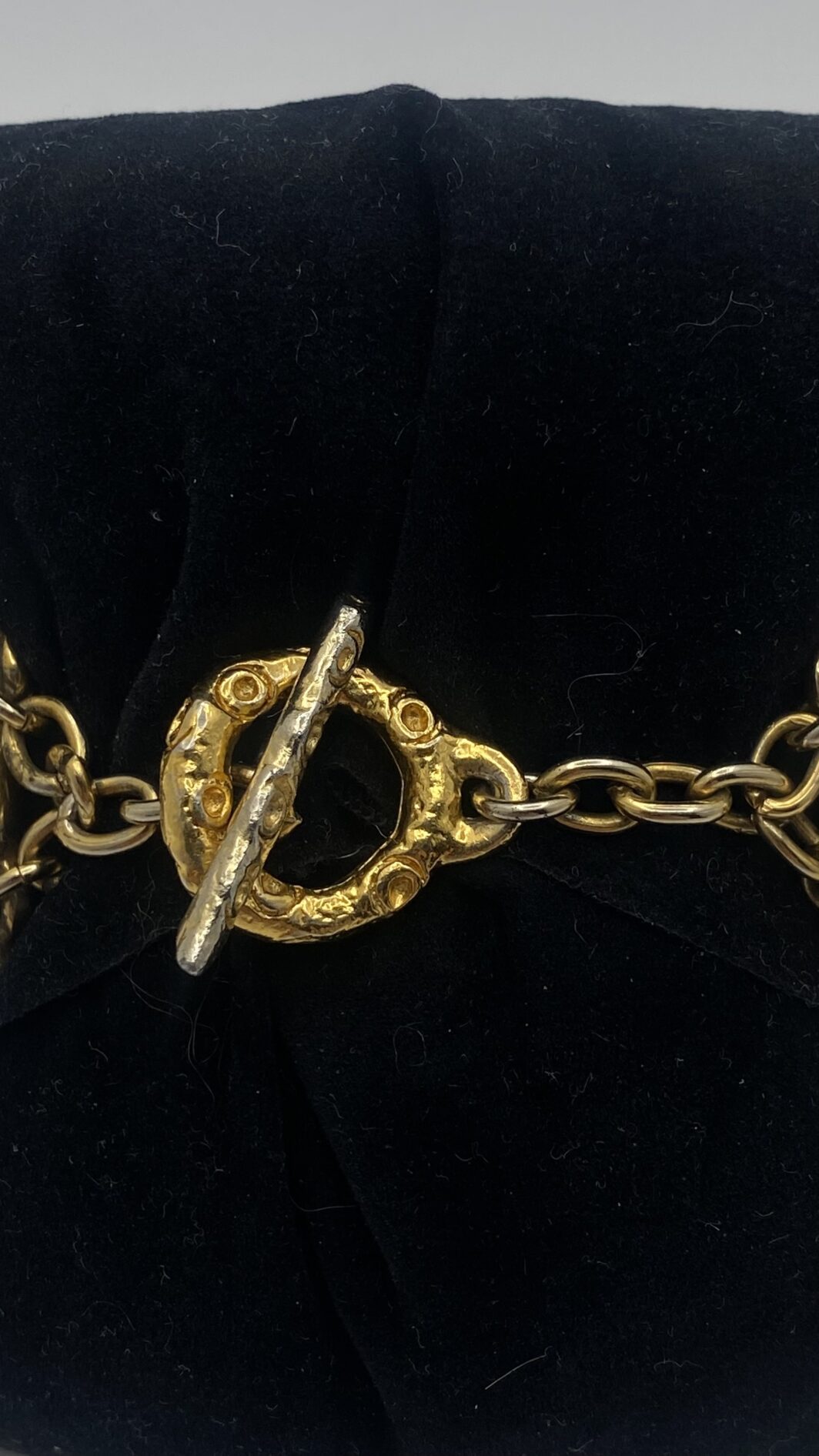 MAGNIFICO BRACCIALE DI ALTA BIGIOTTERIA VINTAGE FRANCESE, FIRMATO DALLA CELEBRE MAISON PARIGINA ALEXIS LAHELLEC, IN METALLO GOLDTONE E CRISTALLI POLICROMI. - immagine 6