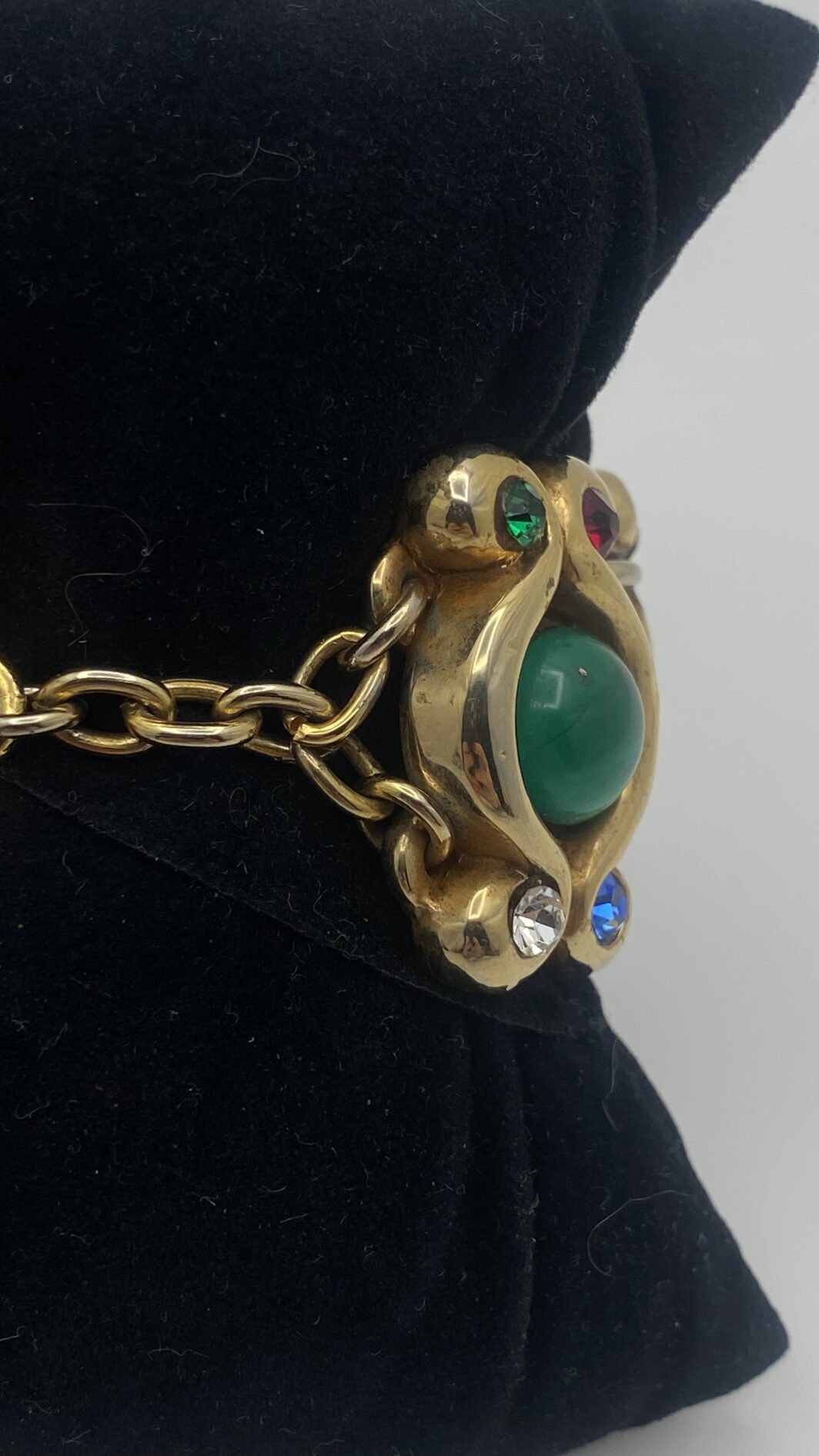 MAGNIFICO BRACCIALE DI ALTA BIGIOTTERIA VINTAGE FRANCESE, FIRMATO DALLA CELEBRE MAISON PARIGINA ALEXIS LAHELLEC, IN METALLO GOLDTONE E CRISTALLI POLICROMI. - immagine 5