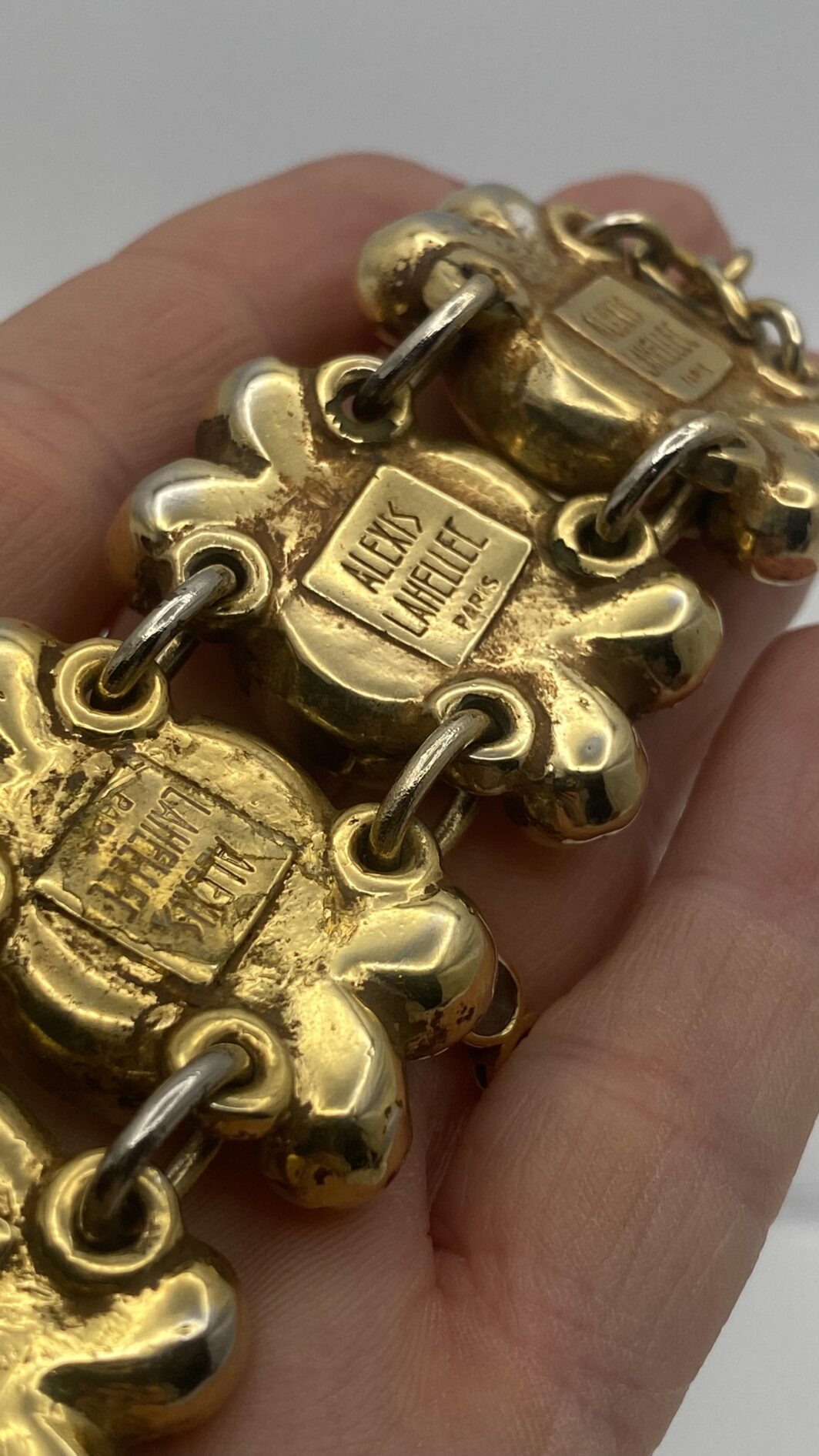 MAGNIFICO BRACCIALE DI ALTA BIGIOTTERIA VINTAGE FRANCESE, FIRMATO DALLA CELEBRE MAISON PARIGINA ALEXIS LAHELLEC, IN METALLO GOLDTONE E CRISTALLI POLICROMI. - immagine 3