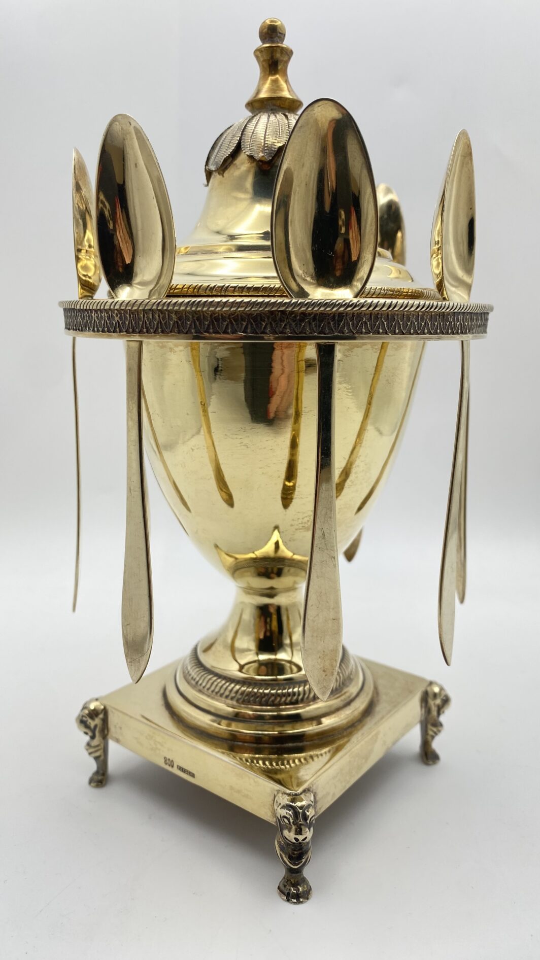 MAGNIFICA ZUCCHERIERA STILE IMPERO, IN ARGENTO VERMEIL FINEMENTE SAGOMATO E CESELLATO, CON OTTO CUCCHIAINI ORIGINALI, POGGIANTE SU PIEDINI ZOOMORFI. OPERA DELLA PRESTIGIOSA ARGENTERIA ROMANA PETOCHI. ITALIA, INIZI XX sec. - immagine 8