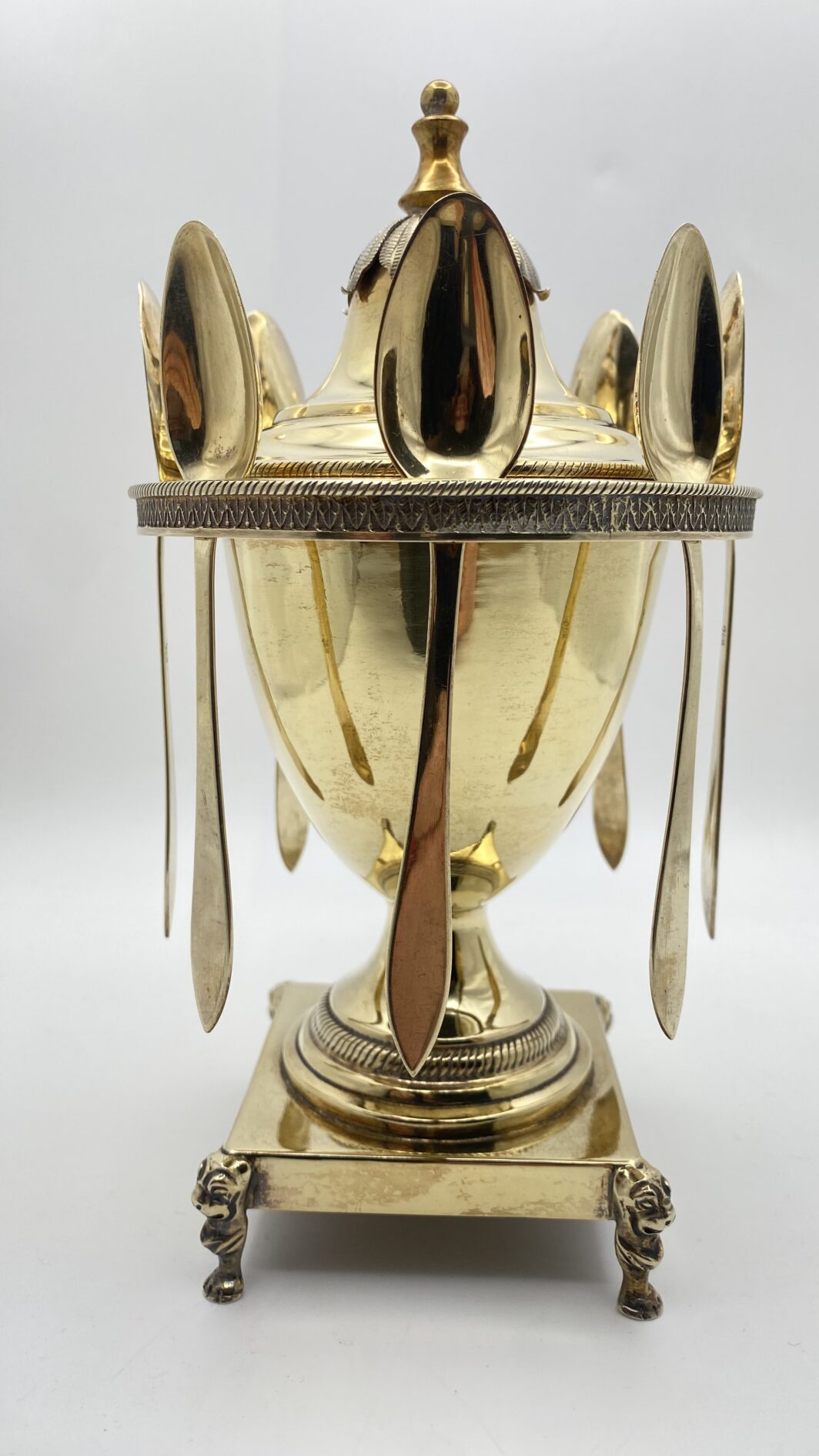 MAGNIFICA ZUCCHERIERA STILE IMPERO, IN ARGENTO VERMEIL FINEMENTE SAGOMATO E CESELLATO, CON OTTO CUCCHIAINI ORIGINALI, POGGIANTE SU PIEDINI ZOOMORFI. OPERA DELLA PRESTIGIOSA ARGENTERIA ROMANA PETOCHI. ITALIA, INIZI XX sec. - immagine 7