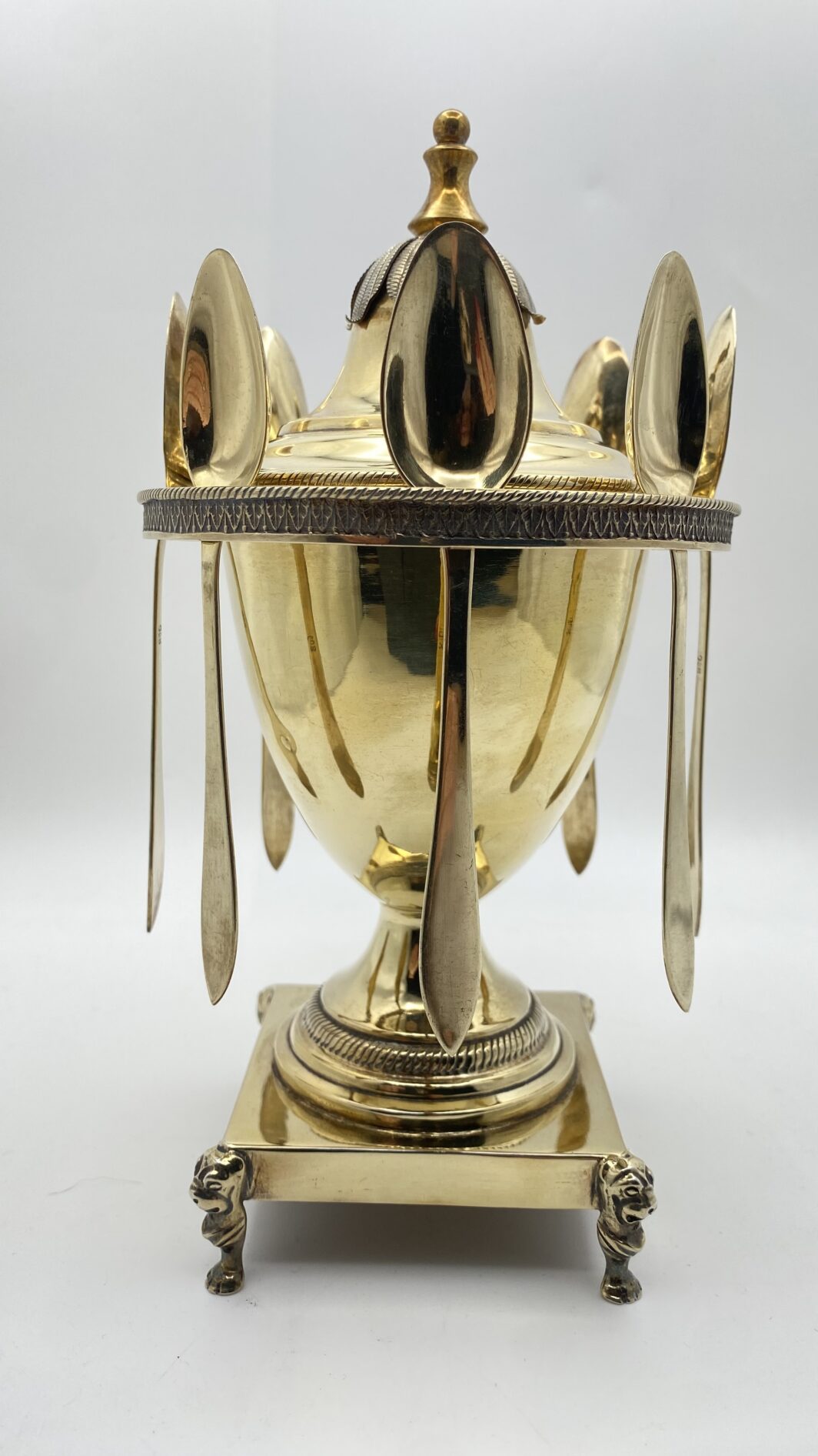 MAGNIFICA ZUCCHERIERA STILE IMPERO, IN ARGENTO VERMEIL FINEMENTE SAGOMATO E CESELLATO, CON OTTO CUCCHIAINI ORIGINALI, POGGIANTE SU PIEDINI ZOOMORFI. OPERA DELLA PRESTIGIOSA ARGENTERIA ROMANA PETOCHI. ITALIA, INIZI XX sec. - immagine 5