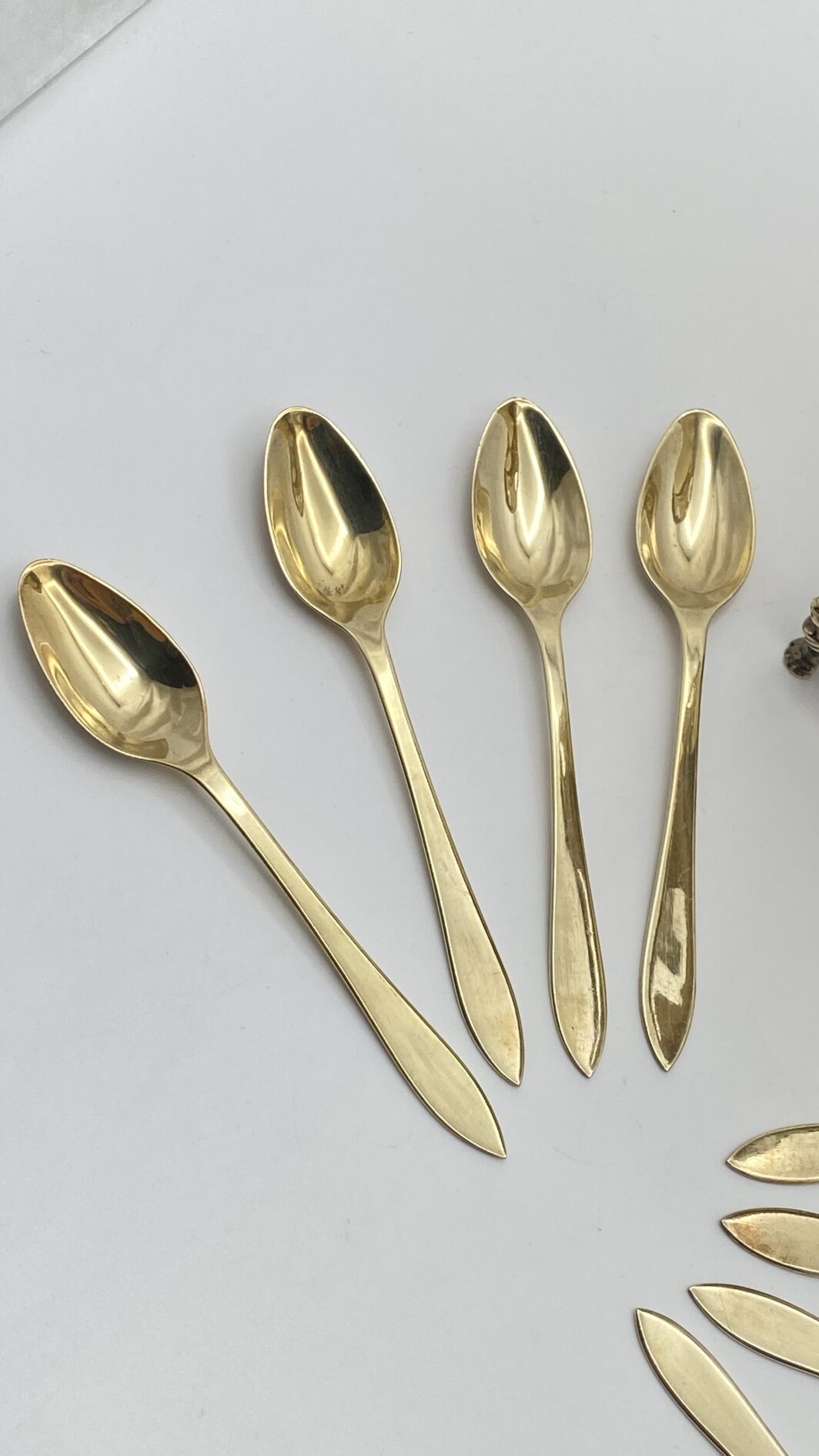 MAGNIFICA ZUCCHERIERA STILE IMPERO, IN ARGENTO VERMEIL FINEMENTE SAGOMATO E CESELLATO, CON OTTO CUCCHIAINI ORIGINALI, POGGIANTE SU PIEDINI ZOOMORFI. OPERA DELLA PRESTIGIOSA ARGENTERIA ROMANA PETOCHI. ITALIA, INIZI XX sec. - immagine 9