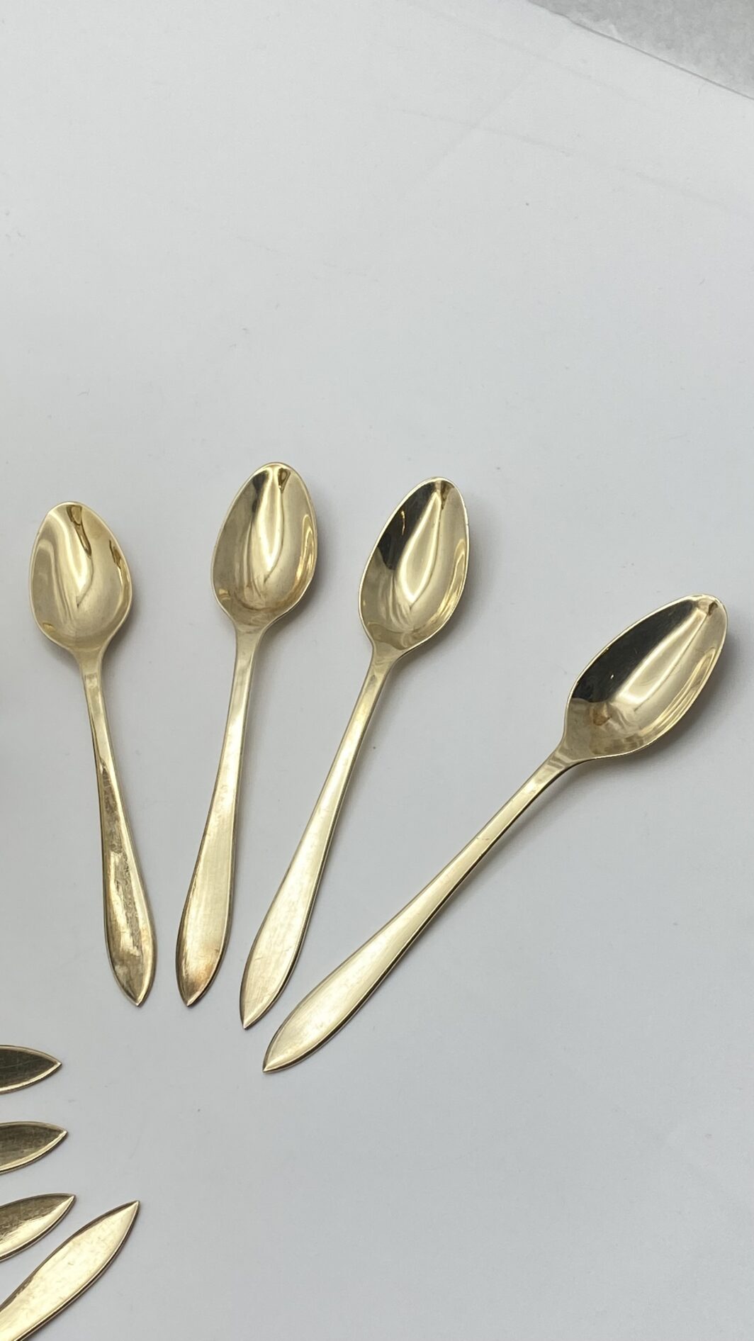 MAGNIFICA ZUCCHERIERA STILE IMPERO, IN ARGENTO VERMEIL FINEMENTE SAGOMATO E CESELLATO, CON OTTO CUCCHIAINI ORIGINALI, POGGIANTE SU PIEDINI ZOOMORFI. OPERA DELLA PRESTIGIOSA ARGENTERIA ROMANA PETOCHI. ITALIA, INIZI XX sec. - immagine 10